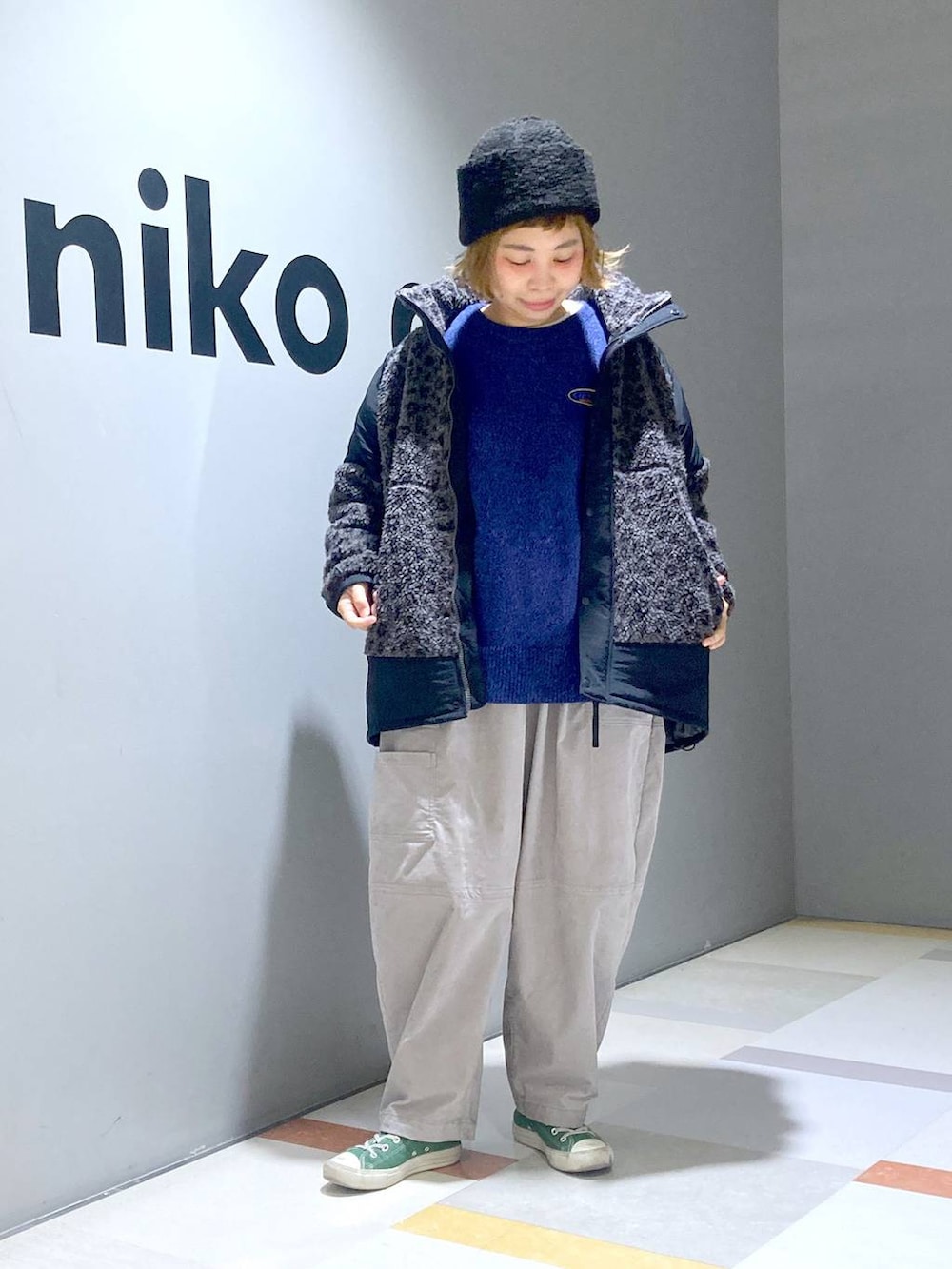 グレー系のブルゾン、グレー系のその他パンツ、ブルー系のニット/セーターを着用したレディースの冬コーディネートの3枚目の写真