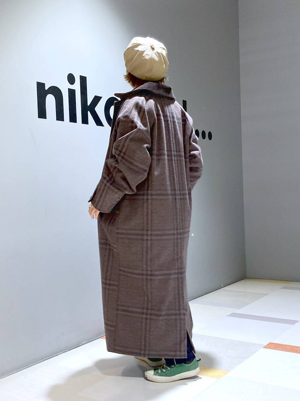 ブラウン系のその他アウター、ブルー系のその他パンツ、ホワイト系のシャツ/ブラウスを着用したレディースの冬コーディネートの3枚目の写真