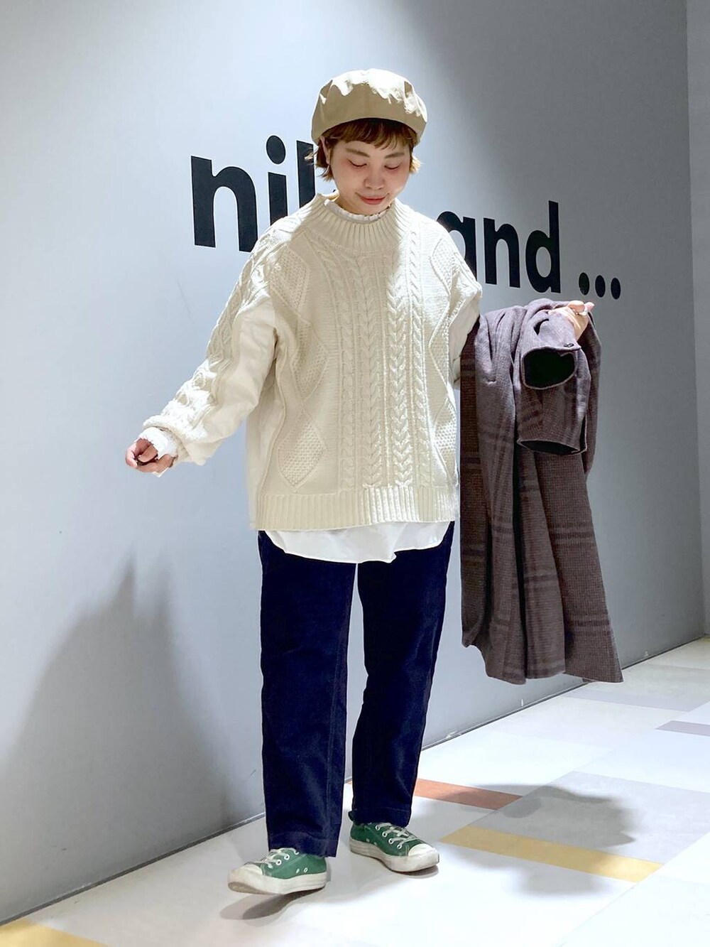 ブラウン系のその他アウター、ブルー系のその他パンツ、ホワイト系のシャツ/ブラウスを着用したレディースの冬コーディネートの2枚目の写真