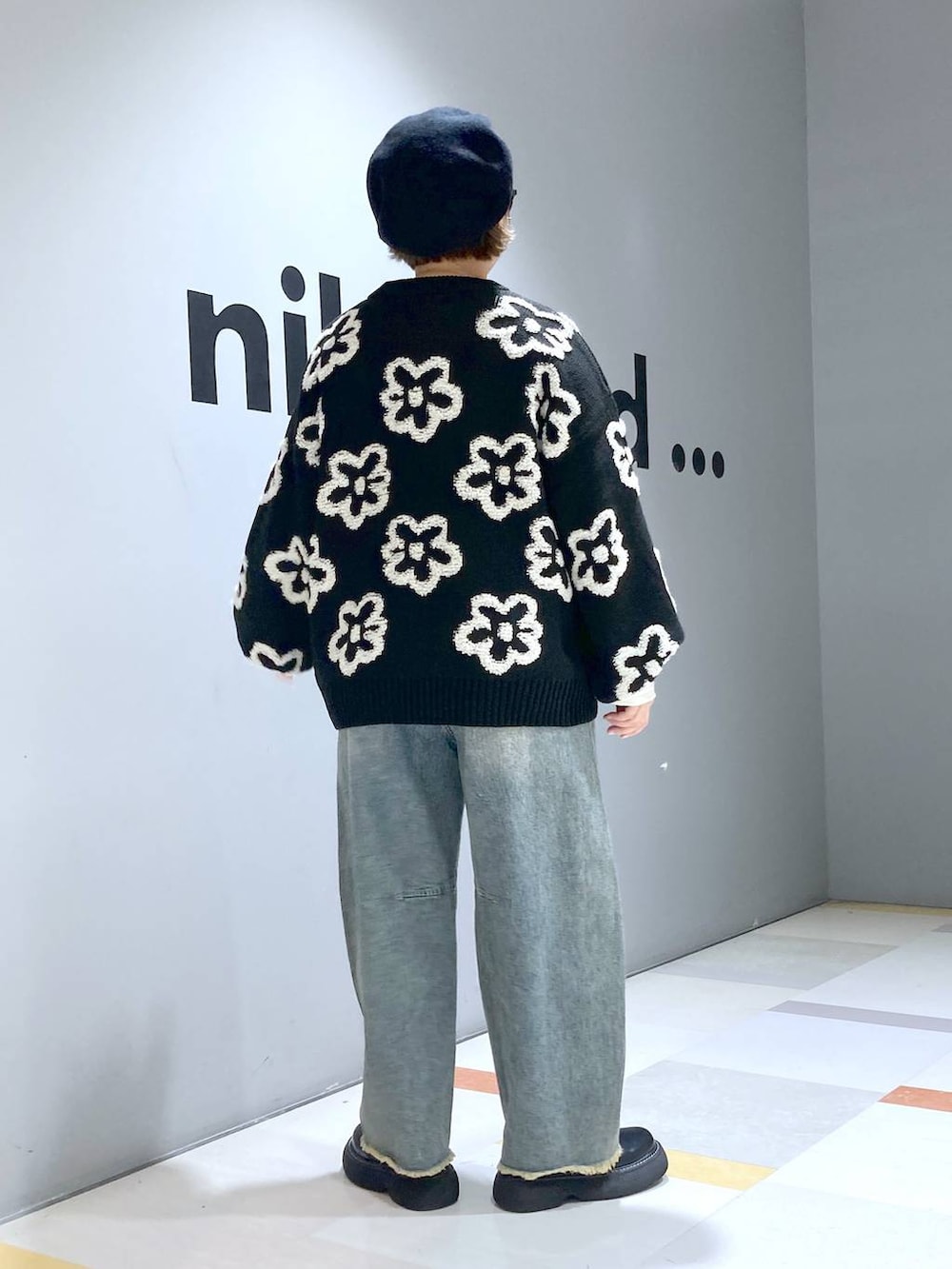 ベージュ系のTシャツ/カットソー、ブルー系のその他パンツ、ブラック系のその他シューズを着用したレディースの冬コーディネートの3枚目の写真