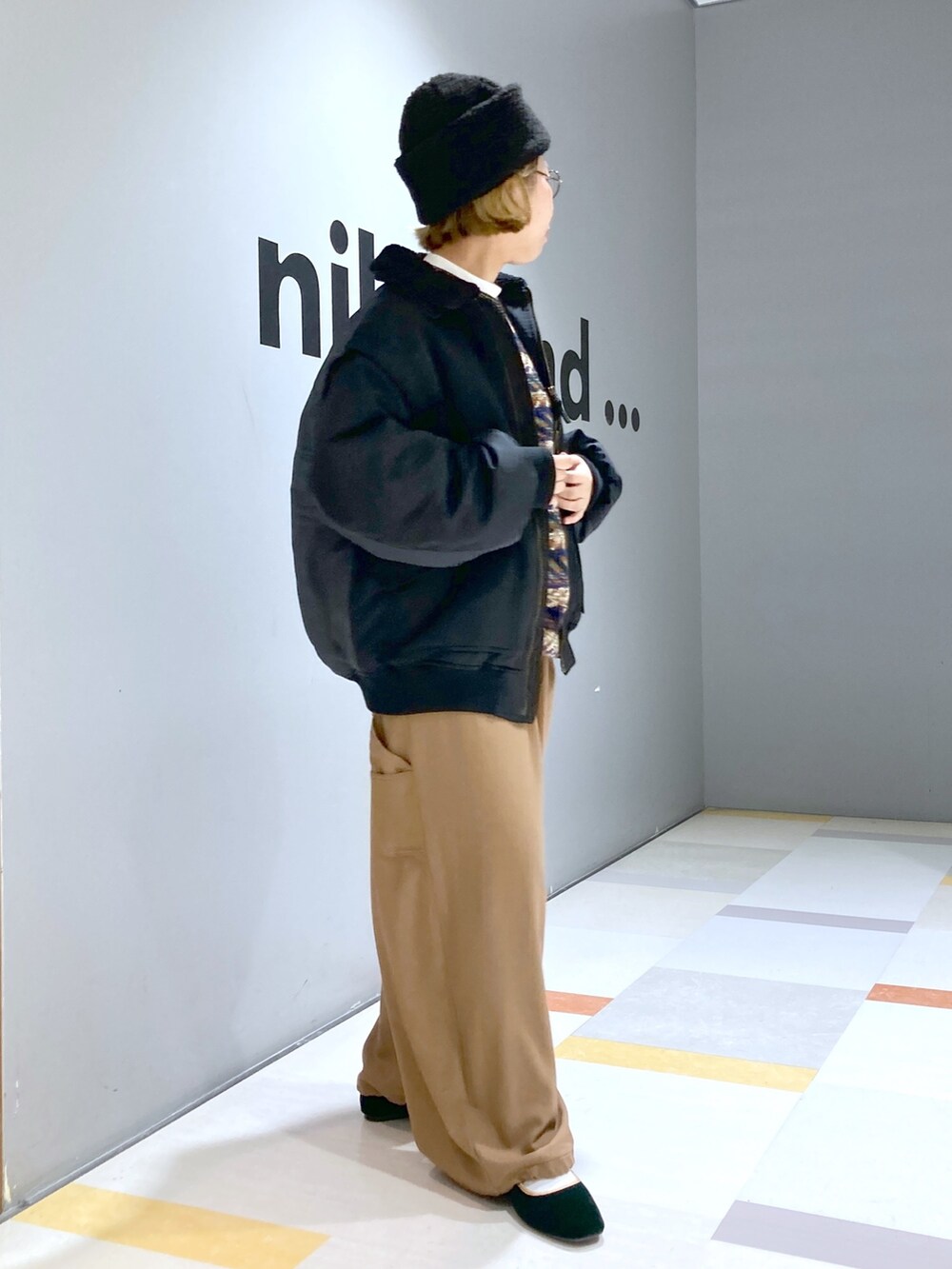 「ニコアンド、ニコアンド(niko and...)、メンズコーデ、メンズライク、帽子×メガネ、ワイドパンツ」｜「niko and...のヴィンテージ柄ニットプルオーバー（ニット/セーター、ブラウン系）」を使った、タゾエさん（レディース・156cm）の冬コーディネートの4枚目の写真