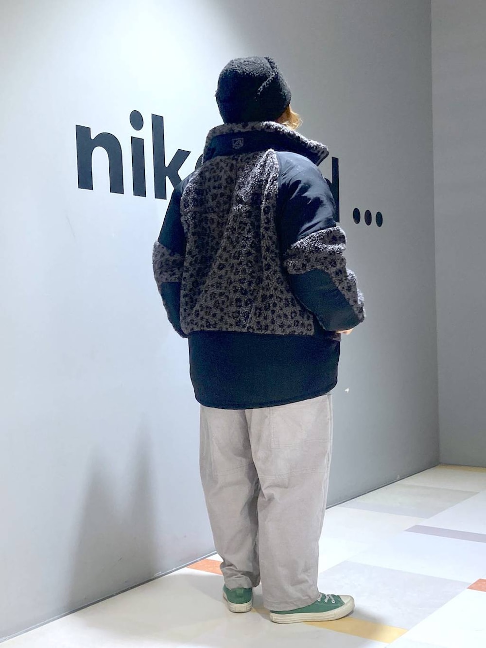 グレー系のブルゾン、グレー系のその他パンツ、ブルー系のニット/セーターを着用したレディースの冬コーディネートの5枚目の写真