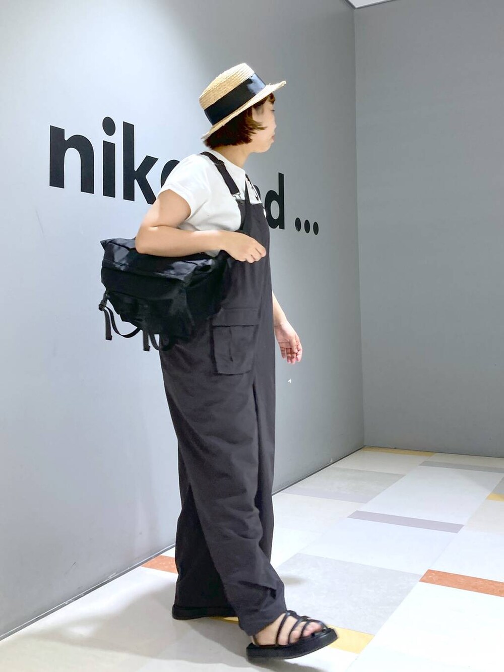 グレー系のサロペット/オーバーオール、ブラック系のショルダーバッグ、ホワイト系のTシャツ/カットソーを着用したレディースの夏コーディネートの3枚目の写真
