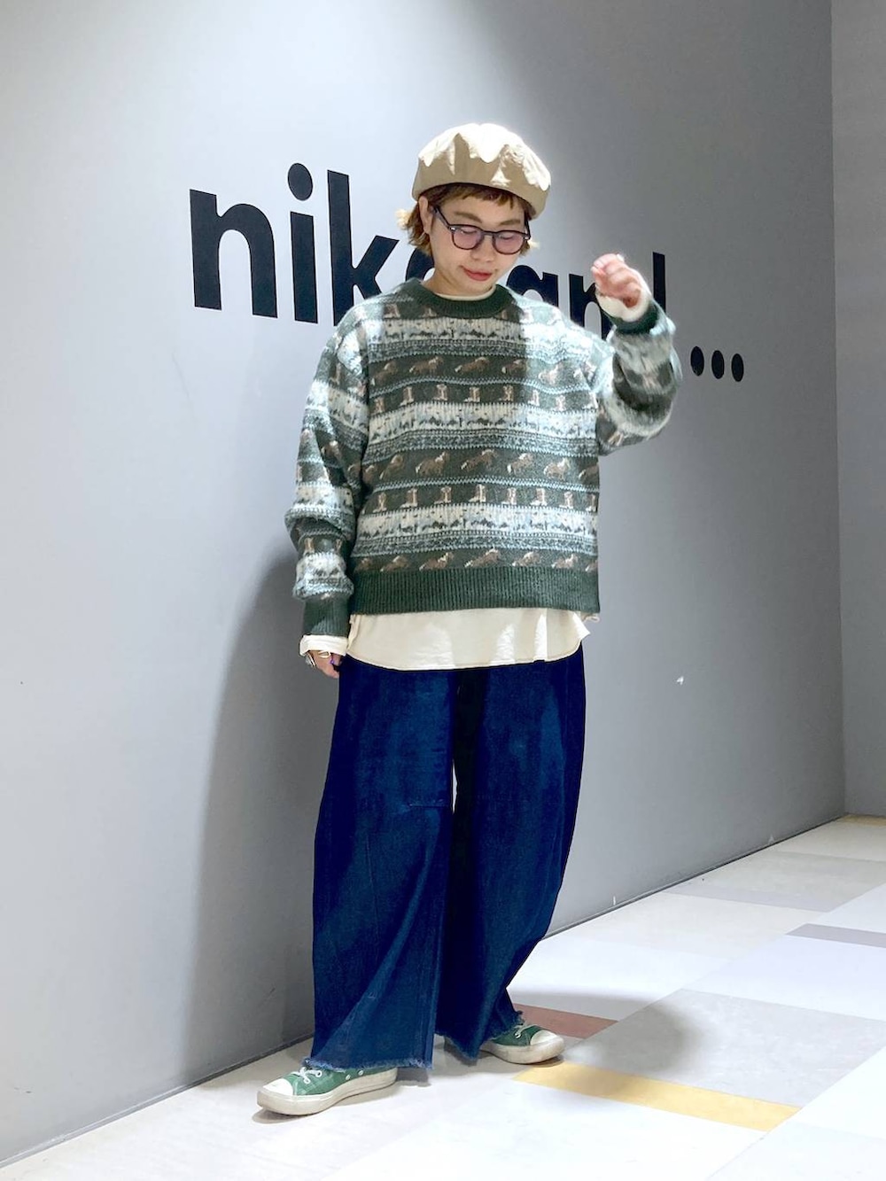 ベージュ系のTシャツ/カットソー、グリーン系のニット/セーター、ブルー系のその他パンツを着用したレディースの冬コーディネートの4枚目の写真