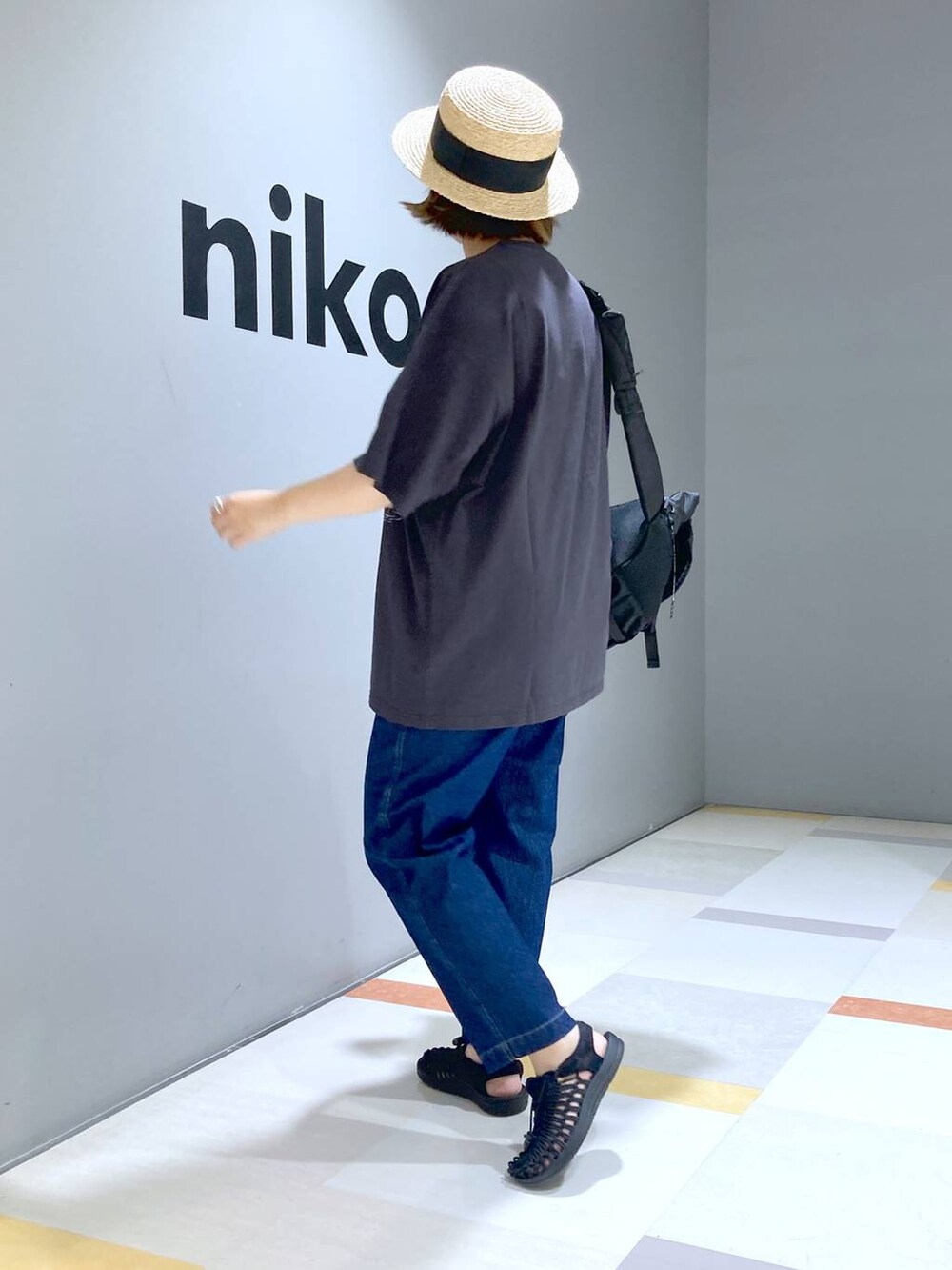 ブラック系のショルダーバッグ、ブルー系のその他パンツ、グレー系のTシャツ/カットソーを着用したレディースの夏コーディネートの3枚目の写真