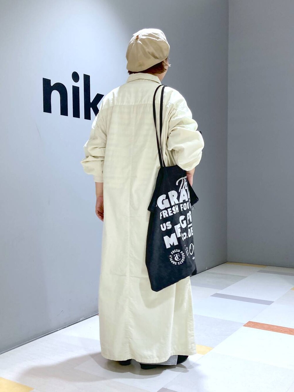 ブラック系のTシャツ/カットソー、グレー系のトートバッグ、ブラック系のパンプスを着用したレディースの秋コーディネートの3枚目の写真