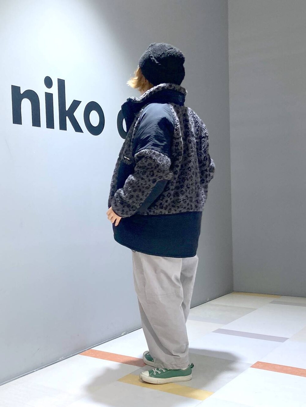 グレー系のブルゾン、グレー系のその他パンツ、ブルー系のニット/セーターを着用したレディースの冬コーディネートの4枚目の写真