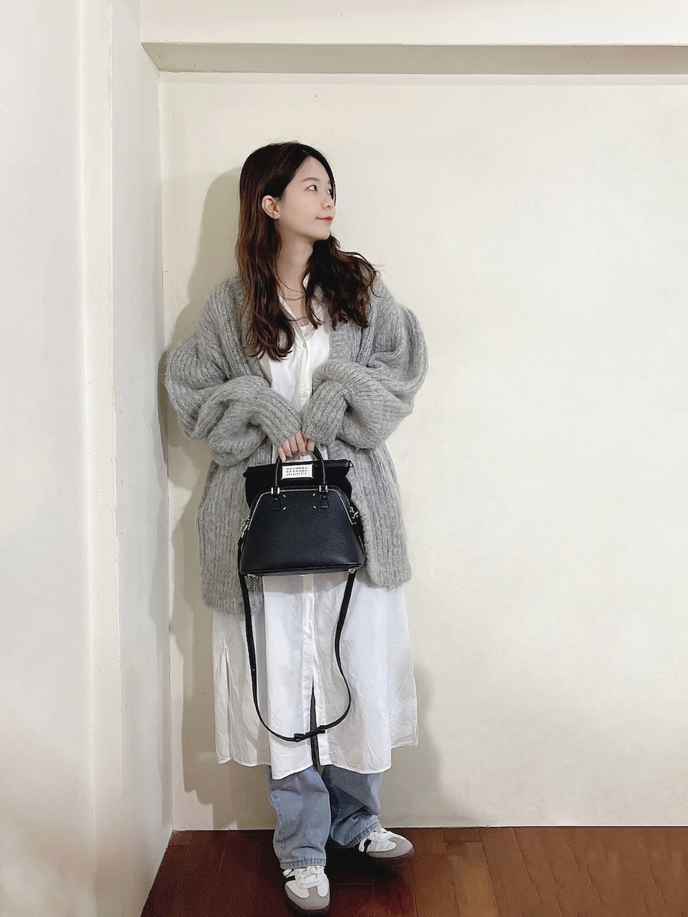 「大人カジュアル、春服コーデ、CLANE、coen、adidas、休日コーデ、大人コーデ、オトナカジュアル、おしゃれさんと繋がりたい、adidas originals、今日のコーデ、Maison Margiela」｜「adidasのサンバ ［SAMBA OG］アディダスオリジナルス（スニーカー、ホワイト系）」を使った、Royka*さん（レディース・170cm）の冬コーディネートの2枚目の写真