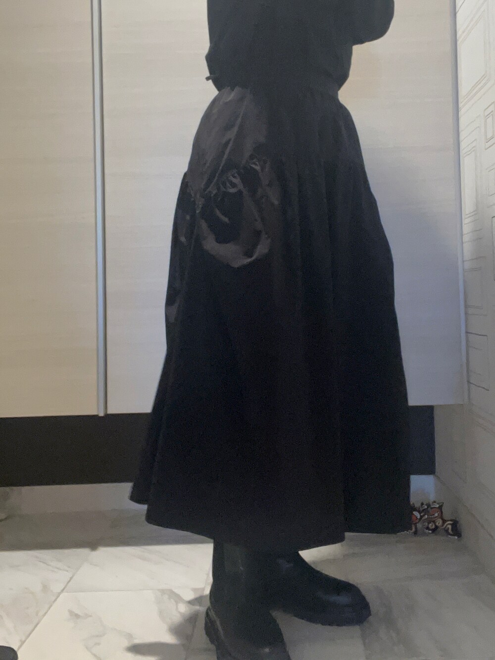 「オトナカジュアル、オトナ女子、おしゃれさんと繋がりたい、オールブラック、サイドゴアブーツ、今日のコーデ、ブラックコーデ、変形スカート、モノトーン」｜「LACOSTEのアイテム（Tシャツ/カットソー、ブラック系）」を使った、myu♡（相互フォロー）さん（レディース・161cm）の冬コーディネートの3枚目の写真