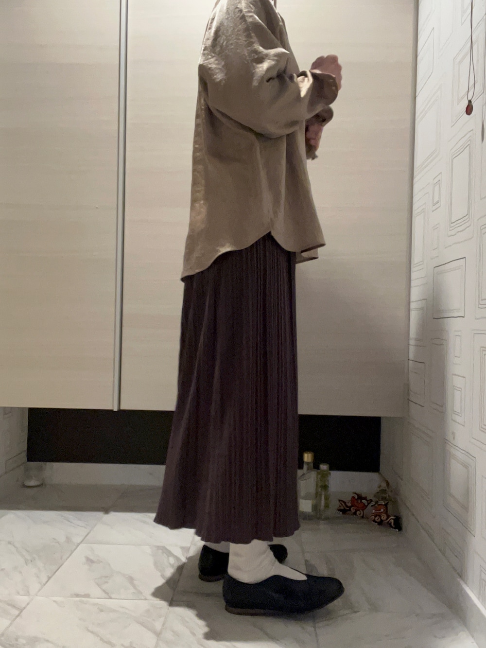 「ファッションを楽しもう、秋冬コーデ、大人女子、おしゃれさんと繋がりたい、リラックススタイル、ゴールドシャツ、ロングスカートコーデ」｜「NOMBRE IMPAIRのアイテム（スカート、ブラウン系）」を使った、myu♡（相互フォロー）さん（レディース・161cm）の秋コーディネートの2枚目の写真