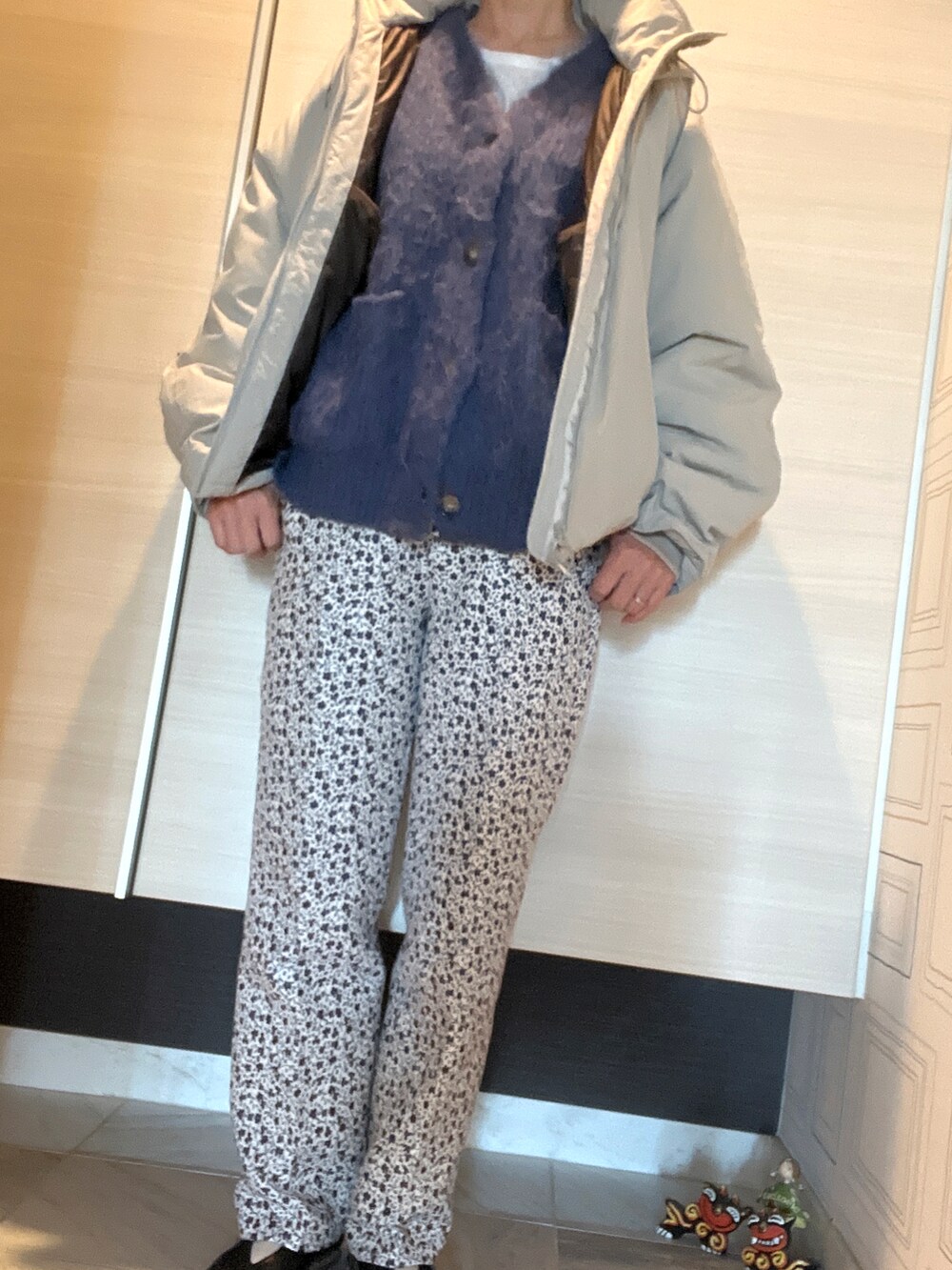 「おしゃれさんと繋がりたい、柄パンツ、カーティガン、休日コーデ、ブルー」｜「SLOBE IENAのアイテム（スラックス、その他）」を使った、myu♡（相互フォロー）さん（レディース・161cm）の冬コーディネートの2枚目の写真