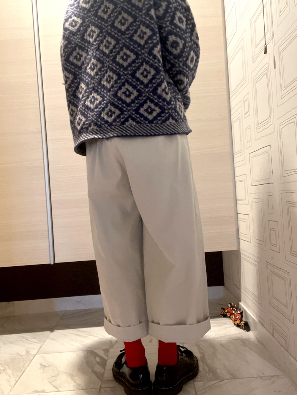 「冬を彩る色いろコーデ、お洒落さんとつながりたい、柄カーディガン、ドクターマーチン、チノパンツ」｜「Dr. Martensのアイテム（ドレスシューズ、ブラック系）」を使った、myu♡（相互フォロー）さん（レディース・161cm）の冬コーディネートの2枚目の写真