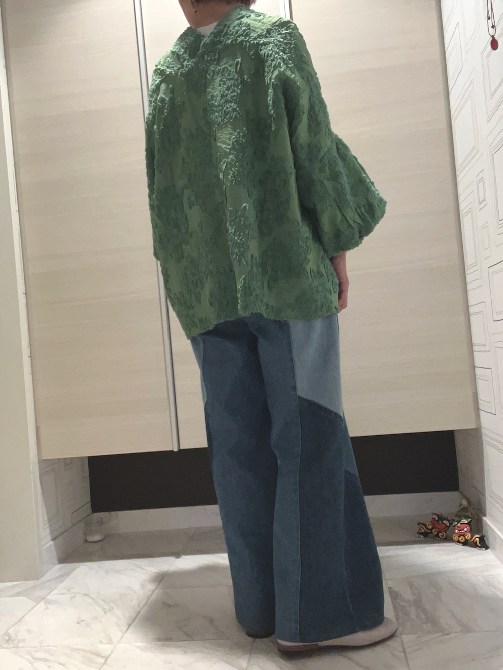 「カジュアルコーデ、大人コーデ、パッチワークデニム、ジャガードトップス、おしゃれさんと繋がりたい、楽チンコーデ」｜「FIL DE FERのパッチワークデニム　ワイドパンツ（デニムパンツ、ブルー系）」を使った、myu♡（相互フォロー）さん（レディース・161cm）の秋コーディネートの2枚目の写真