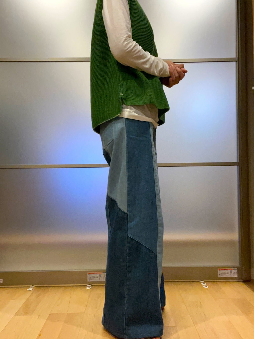 「おしゃれさんと繋がりたい、パッチワークデニム、ベストコーデ、カジュアルコーデ、少し秋」｜「Pal'las Palaceのアイテム（ベスト、グリーン系）」を使った、myu♡（相互フォロー）さん（レディース・161cm）の秋コーディネートの2枚目の写真