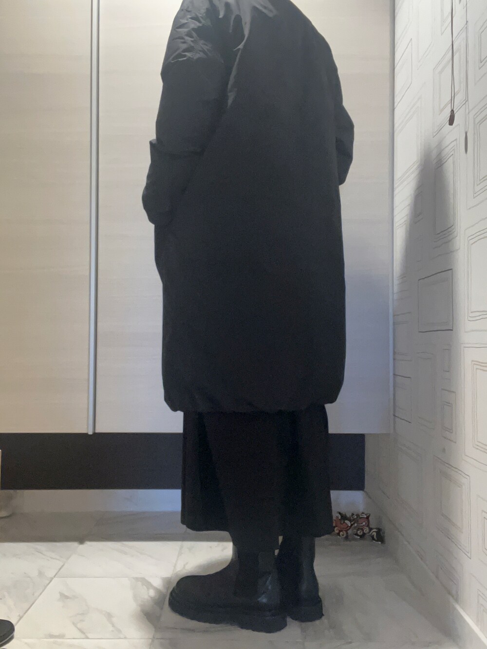 「オトナカジュアル、オトナ女子、おしゃれさんと繋がりたい、オールブラック、サイドゴアブーツ、今日のコーデ、ブラックコーデ、変形スカート、モノトーン」｜「LACOSTEのアイテム（Tシャツ/カットソー、ブラック系）」を使った、myu♡（相互フォロー）さん（レディース・161cm）の冬コーディネートの2枚目の写真