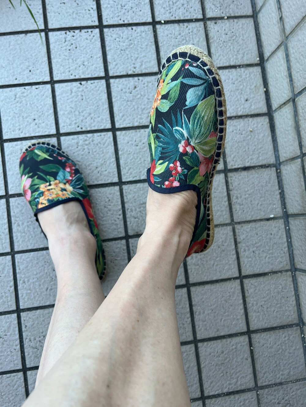 「COMME des GARCONSのアイテム（Tシャツ/カットソー、ホワイト系）」を使った、michi-michiさん（メンズ・165cm）の夏コーディネートの4枚目の写真