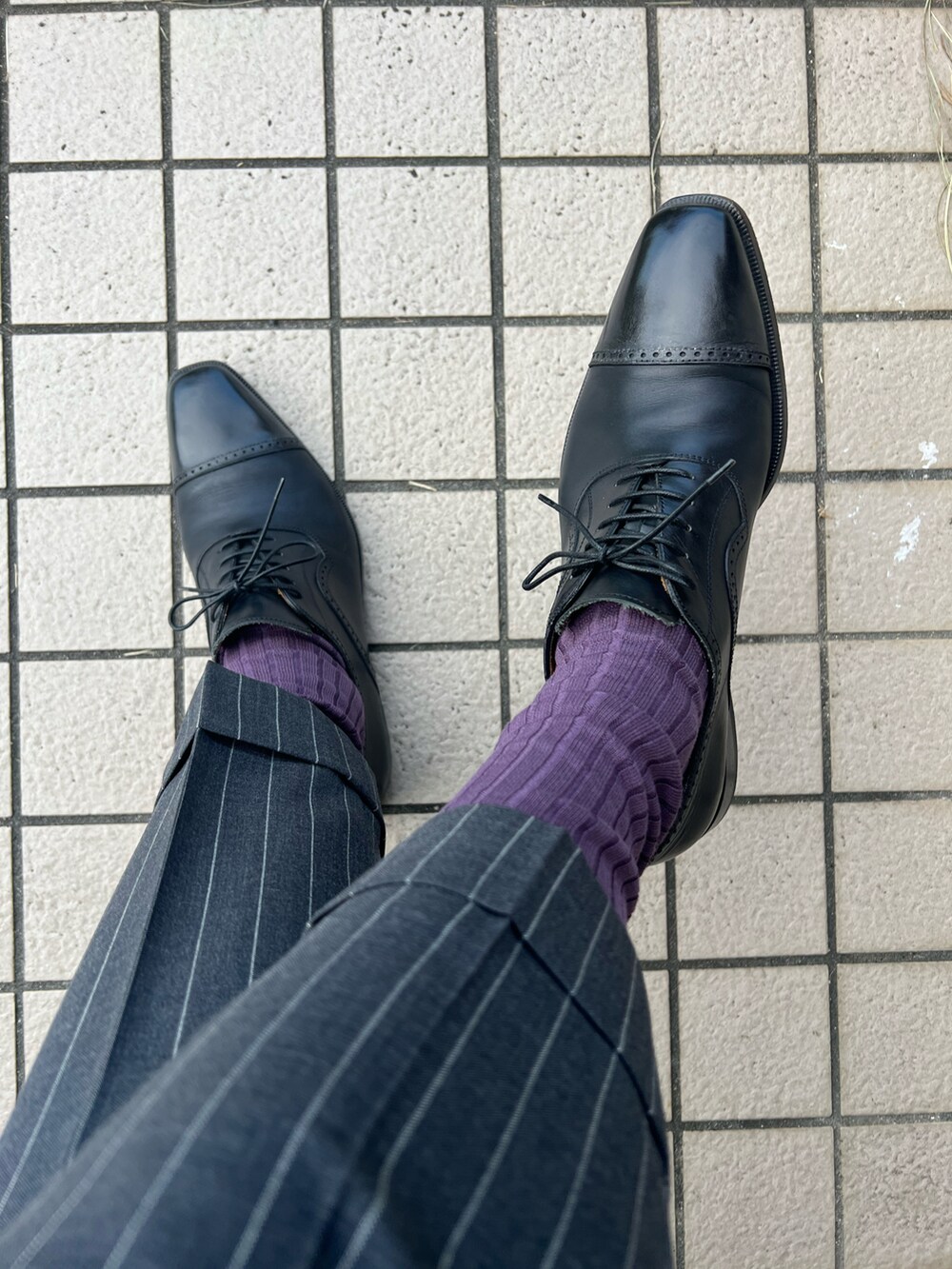 パープル系のネクタイ、パープル系のビジネスシャツ、パープル系のポケットチーフを着用したメンズの夏コーディネートの3枚目の写真