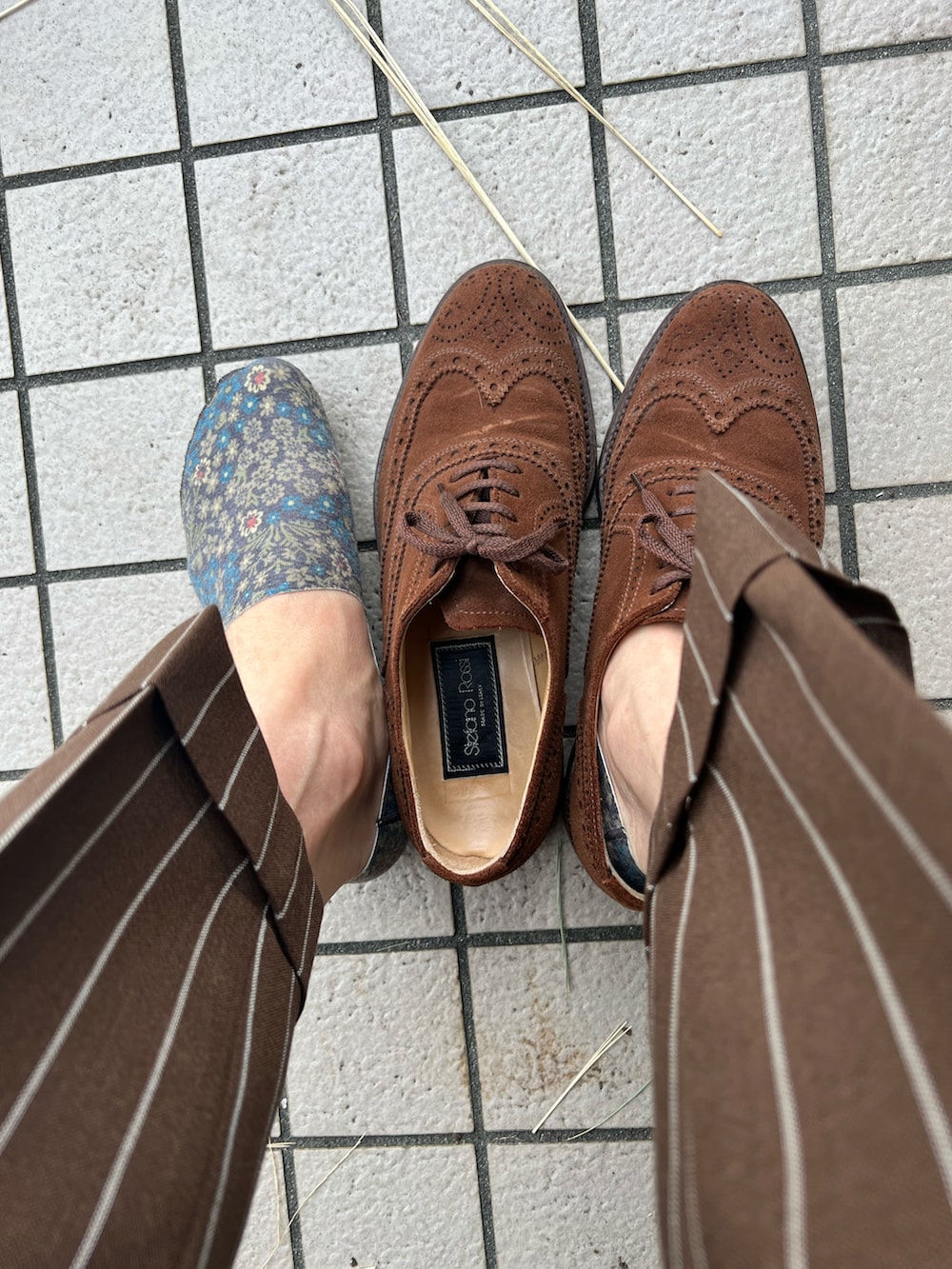「ROSI COLLECTIONのアイテム（ポケットチーフ、ブラウン系）」を使った、michi-michiさん（メンズ・165cm）の夏コーディネートの2枚目の写真