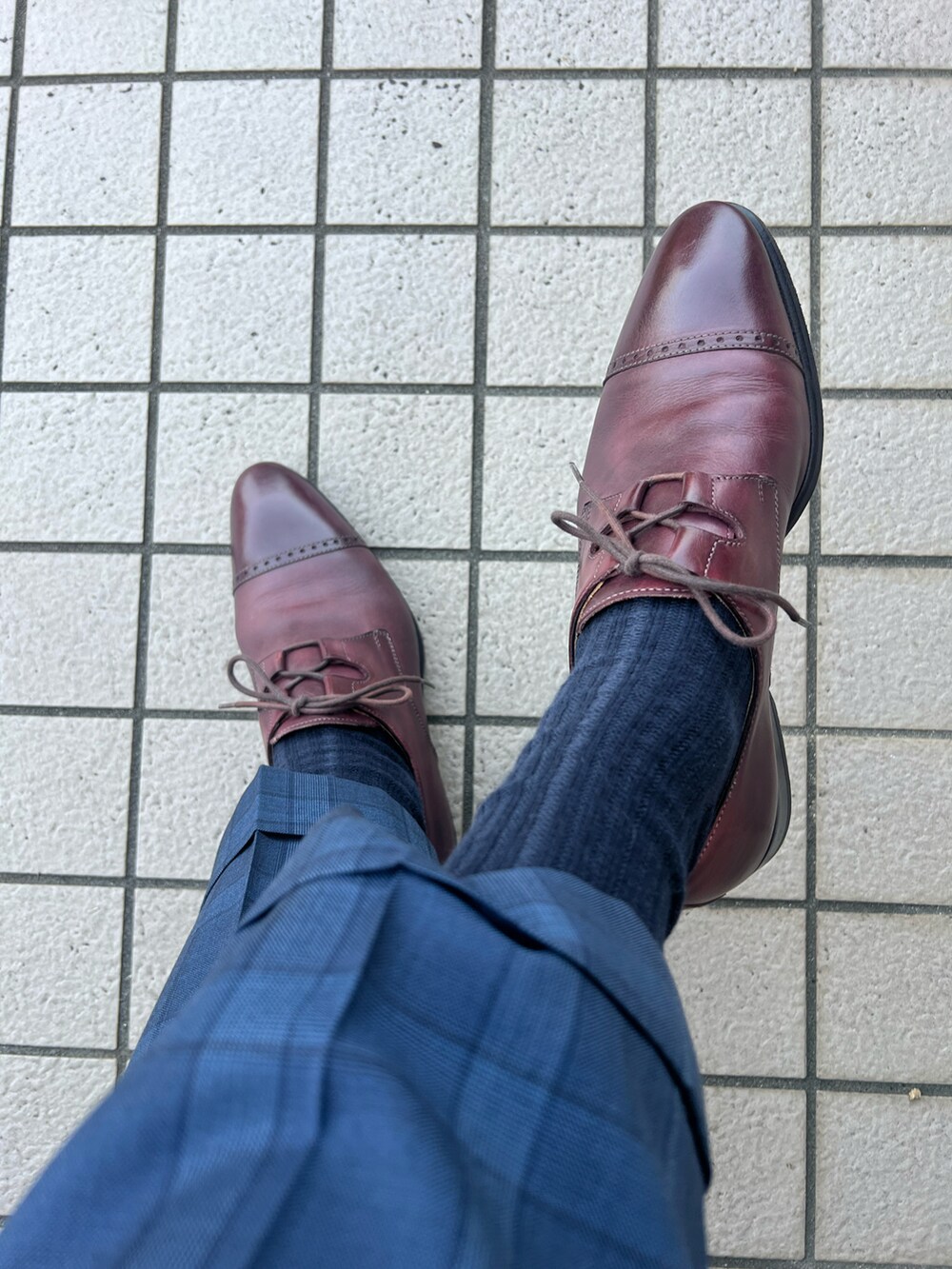 「オーダーサロンタナカのアイテム（ビジネスシャツ、ブルー系）」を使った、michi-michiさん（メンズ・165cm）の春コーディネートの3枚目の写真