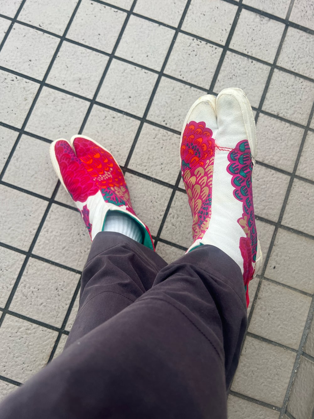 レッド系のトップス、その他のシューズを着用したメンズの秋コーディネートの2枚目の写真