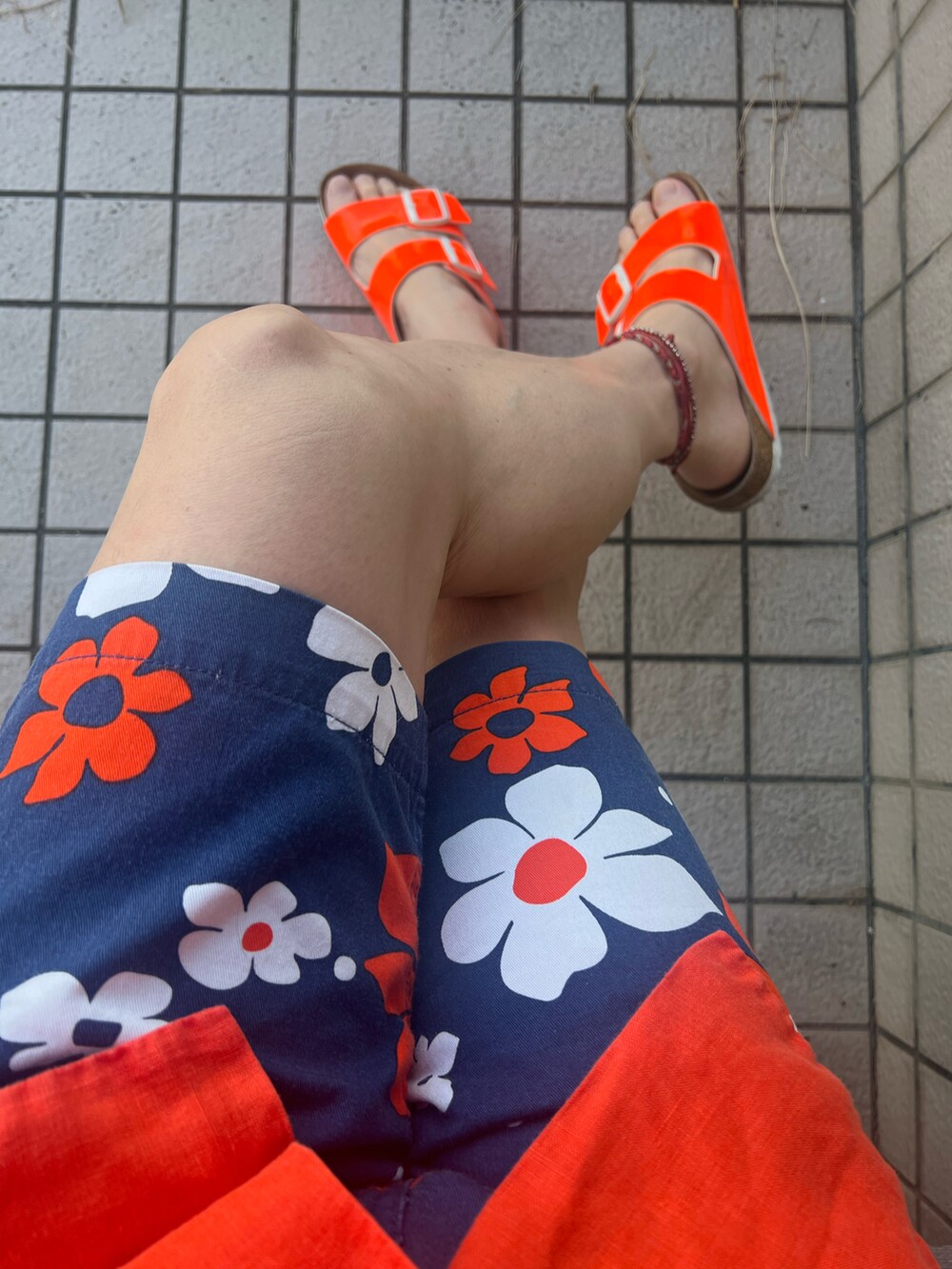 オレンジ系のシャツ/ブラウス、ブルー系のショルダーバッグ、その他のパンツを着用したメンズの夏コーディネートの4枚目の写真