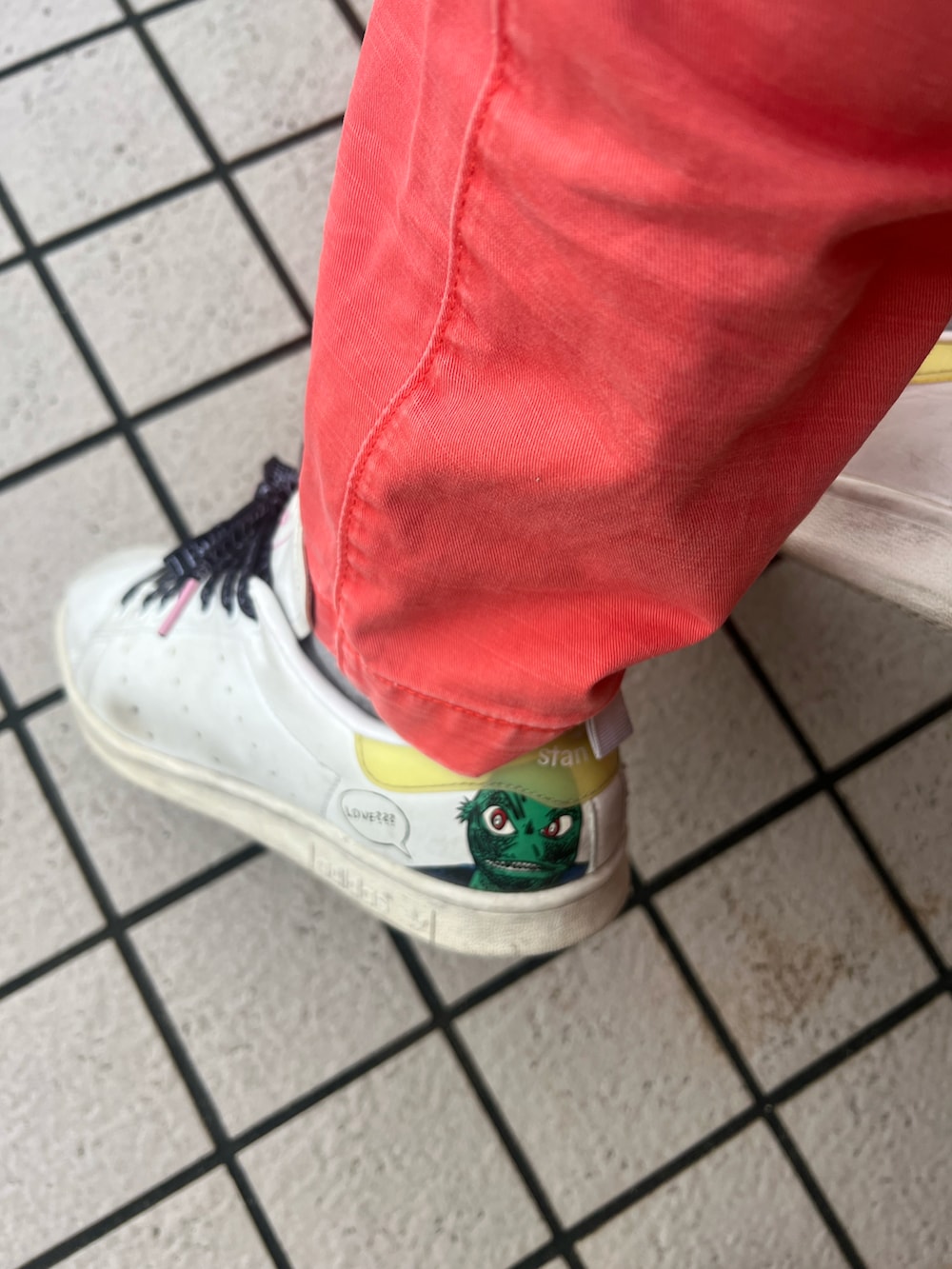 ブルー系のトップス、ホワイト系のTシャツ/カットソー、オレンジ系のパンツを着用したメンズの秋コーディネートの2枚目の写真