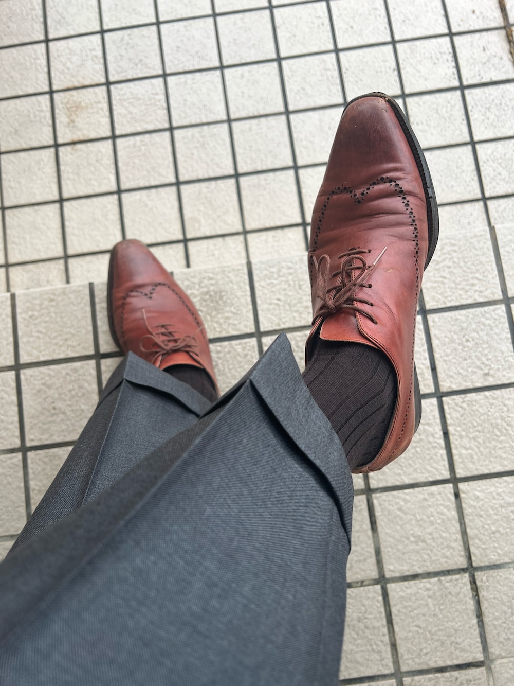 ブラウン系のビジネスシャツ、ブラウン系のネクタイ、ブラウン系のポケットチーフを着用したメンズの春コーディネートの4枚目の写真