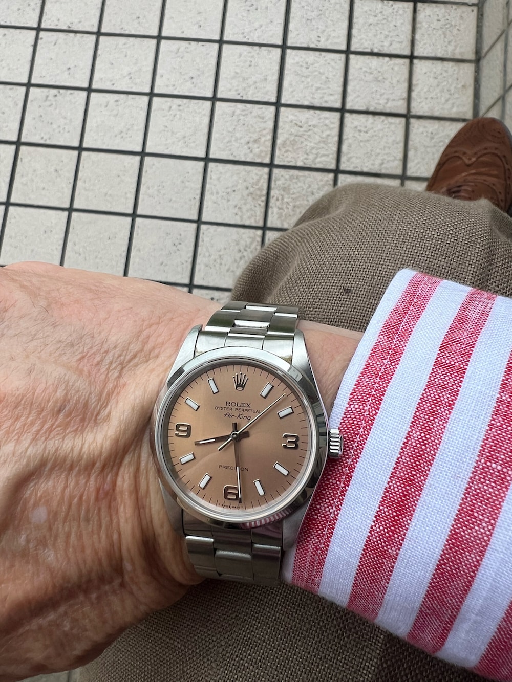 レッド系のシャツ/ブラウス、ブラウン系のスーツジャケット、レッド系のポケットチーフを着用したメンズの夏コーディネートの2枚目の写真