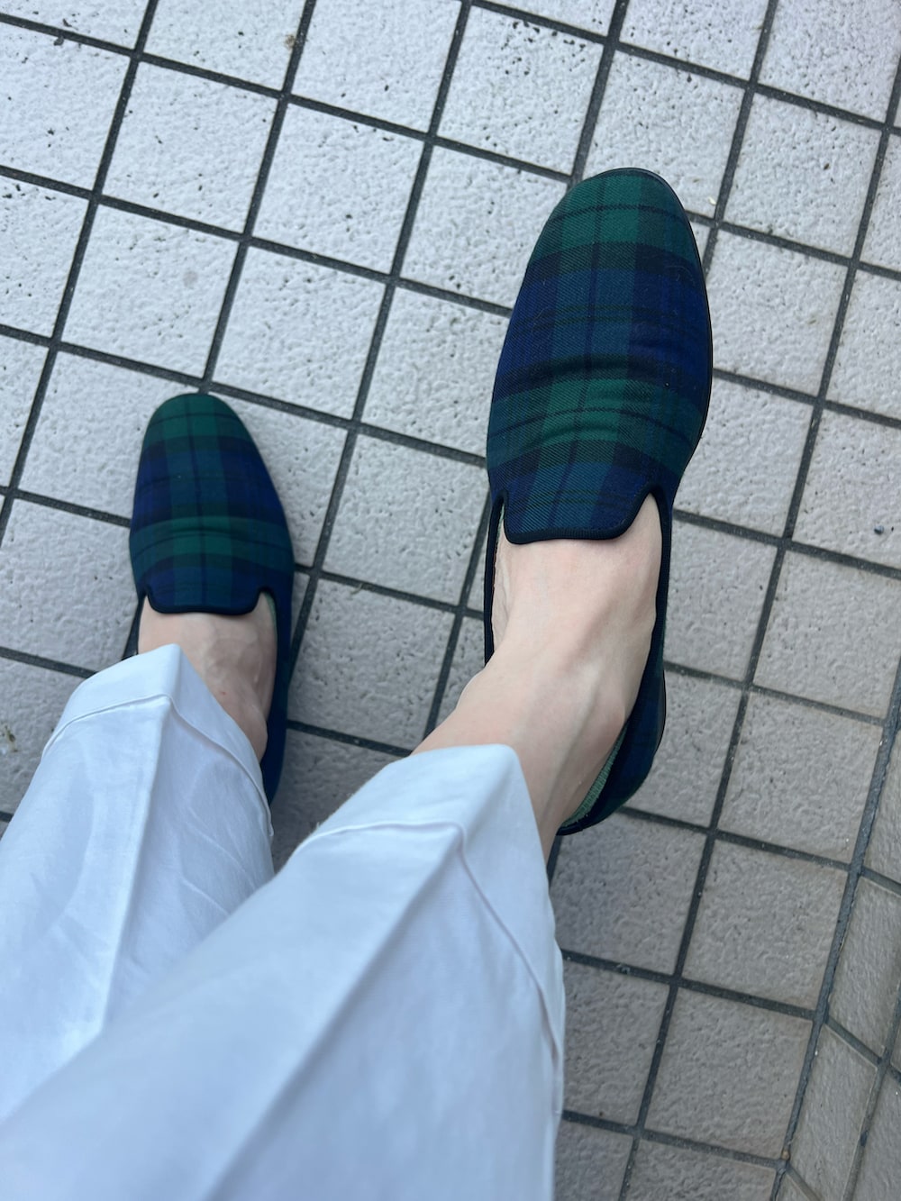 ホワイト系のポケットチーフ、ブルー系のジャケット/アウター、ホワイト系のパンツを着用したメンズの夏コーディネートの3枚目の写真