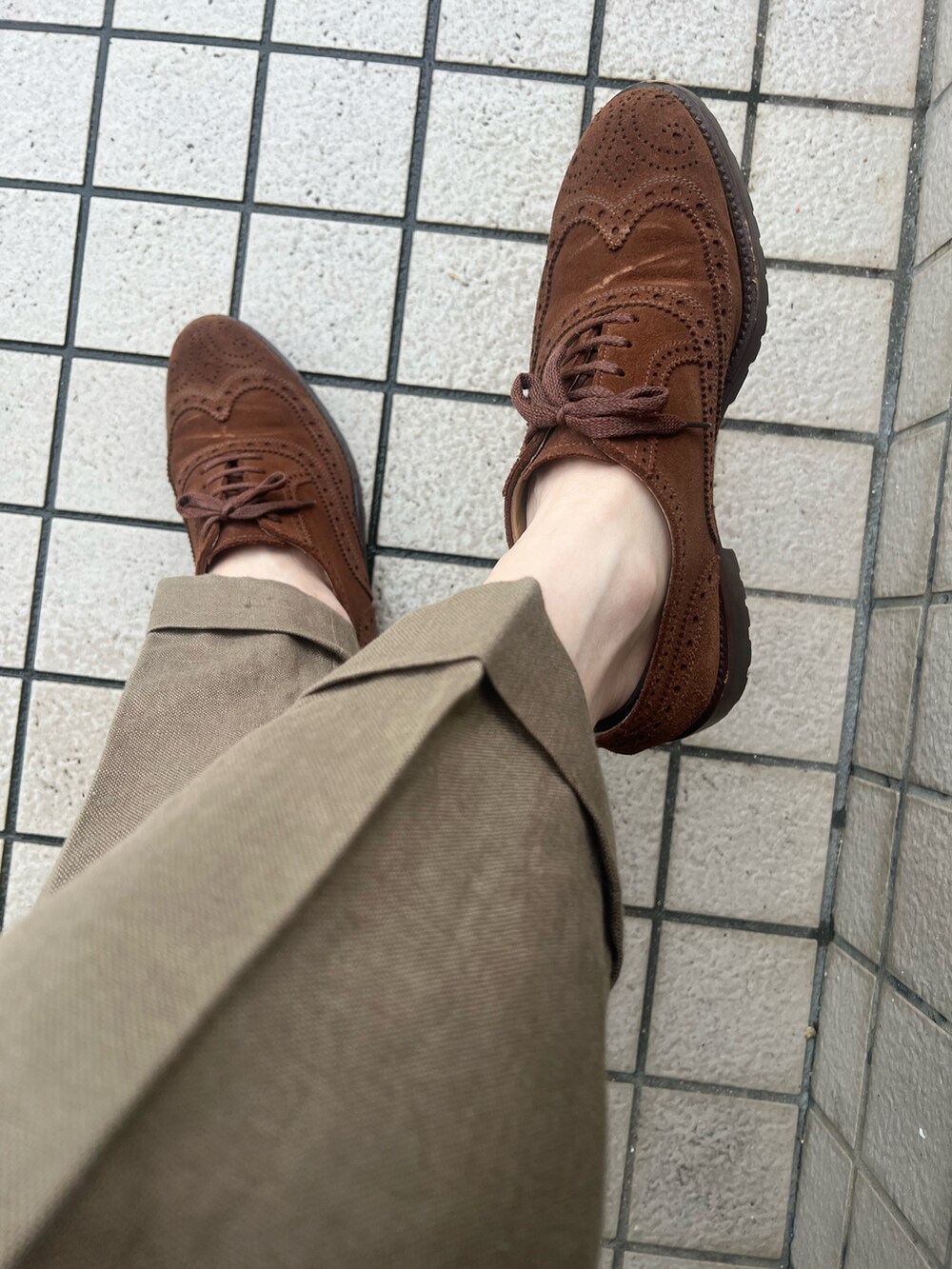 レッド系のシャツ/ブラウス、ブラウン系のスーツジャケット、レッド系のポケットチーフを着用したメンズの夏コーディネートの3枚目の写真