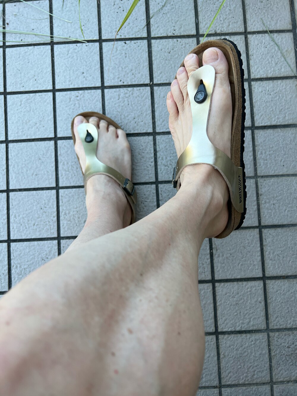 「URBAN RESEARCHのアイテム（Tシャツ/カットソー、ホワイト系）」を使った、michi-michiさん（メンズ・165cm）の夏コーディネートの2枚目の写真