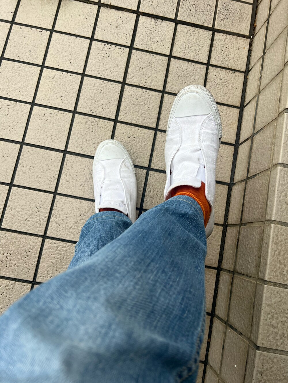 グリーン系のジャケット/アウター、ブルー系のショルダーバッグ、ブルー系のデニムパンツを着用したメンズの春コーディネートの2枚目の写真