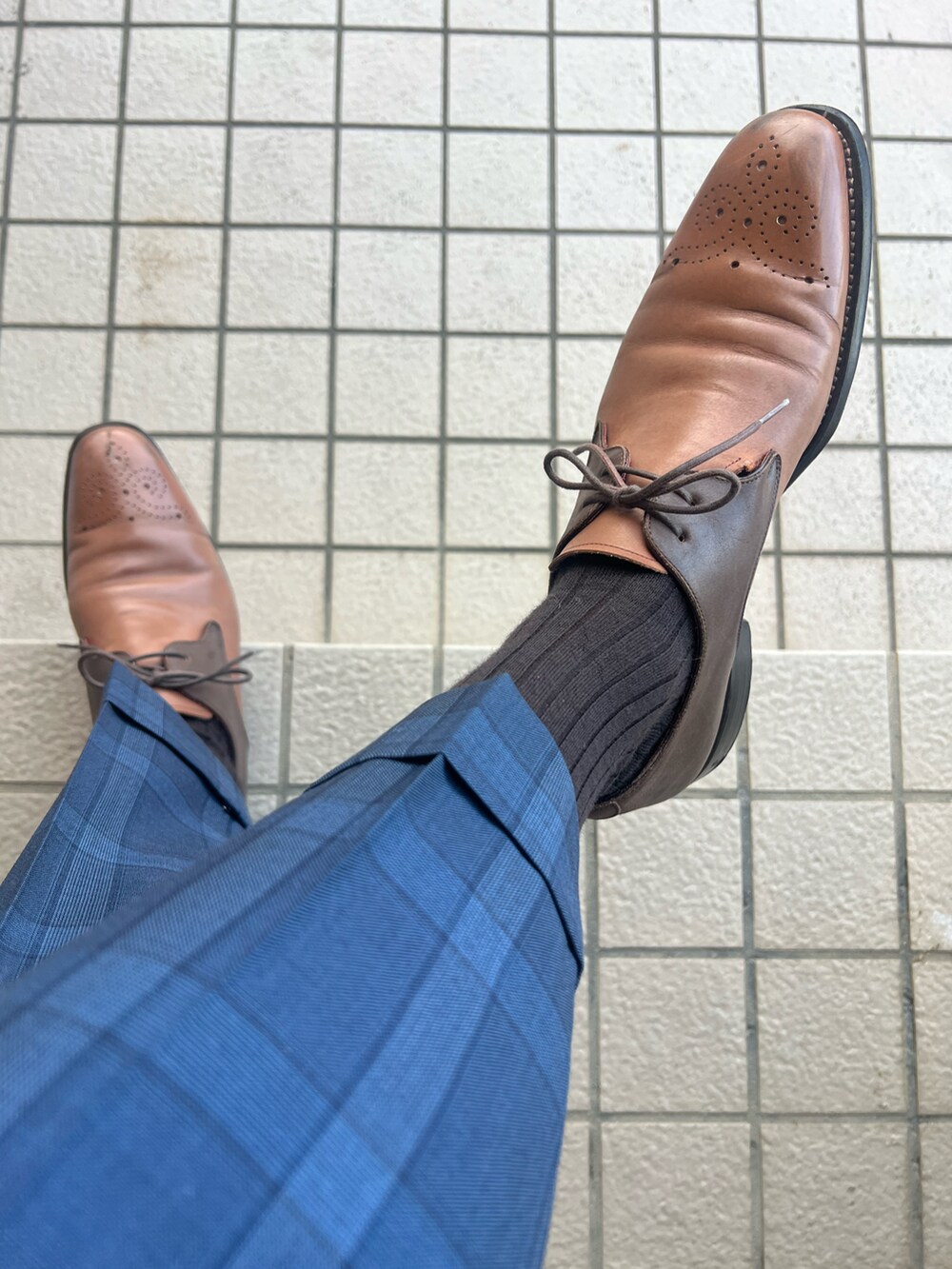 ブルー系のビジネスシャツ、ブルー系のネクタイ、その他のポケットチーフを着用したメンズの冬コーディネートの3枚目の写真