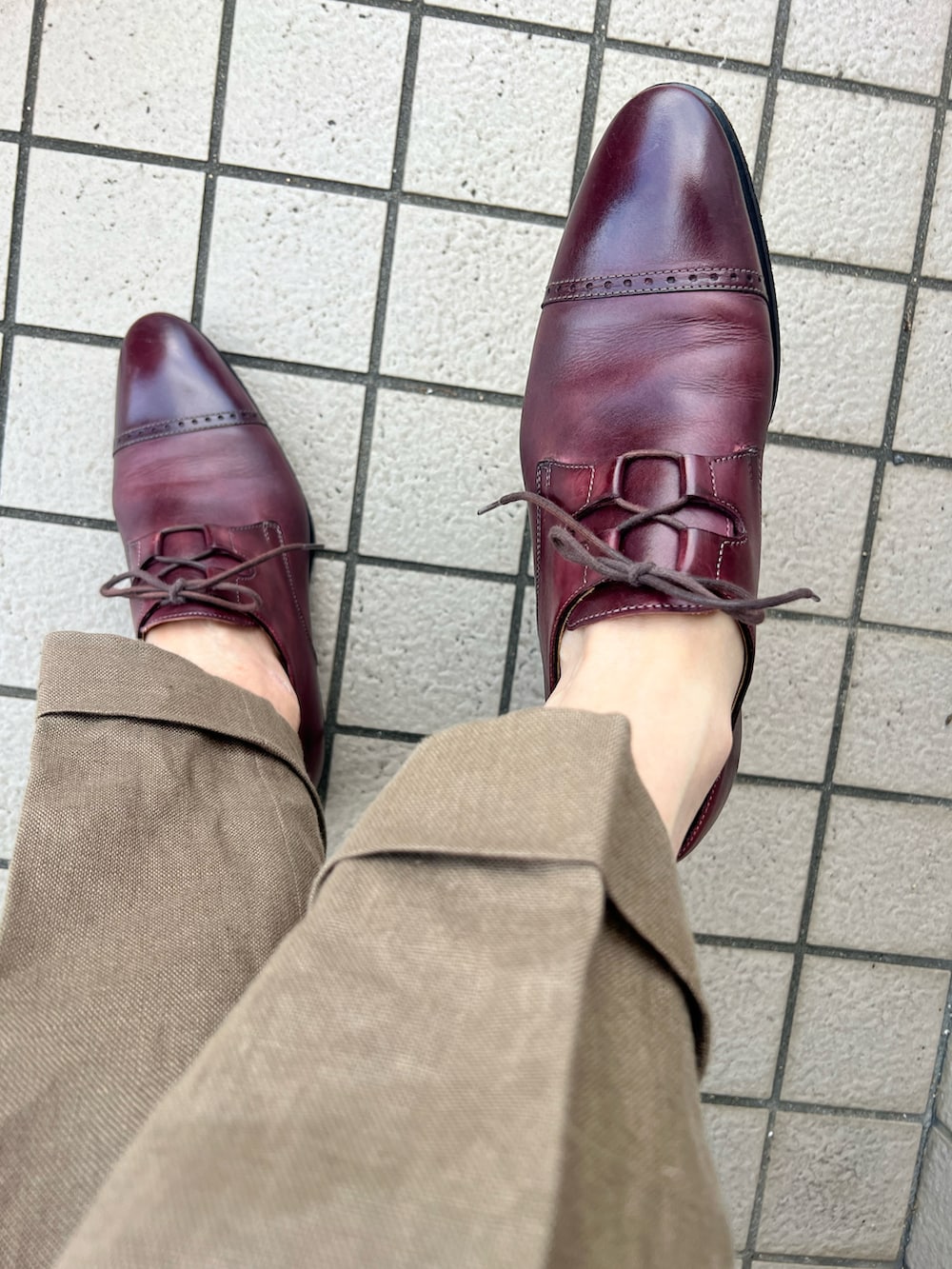 「オーダーサロンタナカのアイテム（シャツ/ブラウス、レッド系）」を使った、michi-michiさん（メンズ・165cm）の秋コーディネートの3枚目の写真