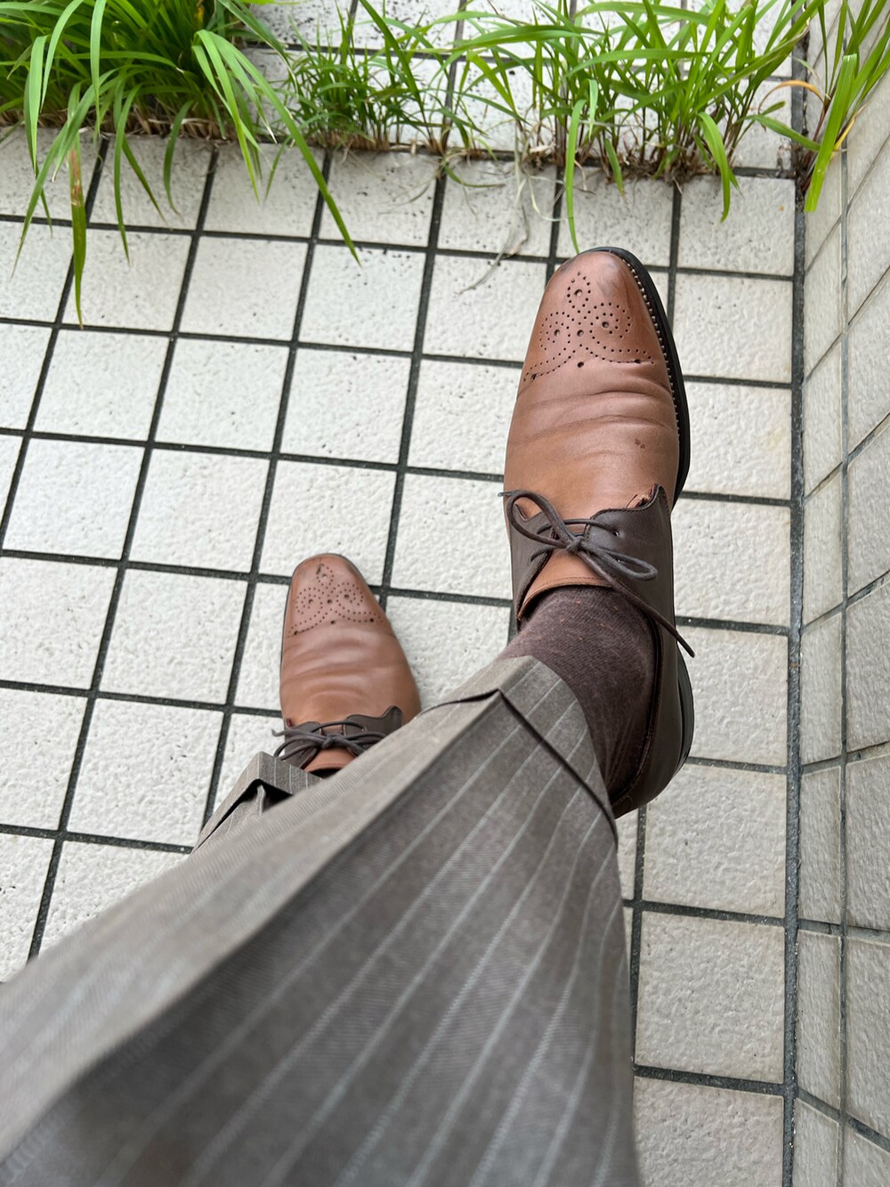 「HERMESのアイテム（ポケットチーフ、ブラウン系）」を使った、michi-michiさん（メンズ・165cm）の秋コーディネートの2枚目の写真