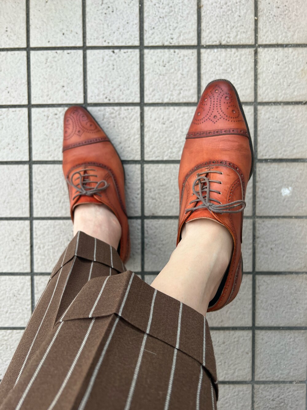 「TAGLIATOREのアイテム（スーツジャケット、ブラウン系）」を使った、michi-michiさん（メンズ・165cm）の夏コーディネートの3枚目の写真