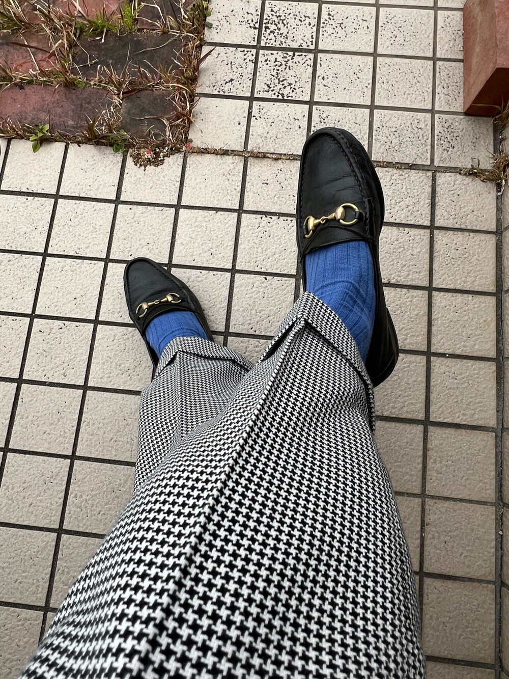 「麻布テーラーのアイテム（ビジネスシャツ、イエロー系）」を使った、michi-michiさん（メンズ・165cm）の冬コーディネートの4枚目の写真