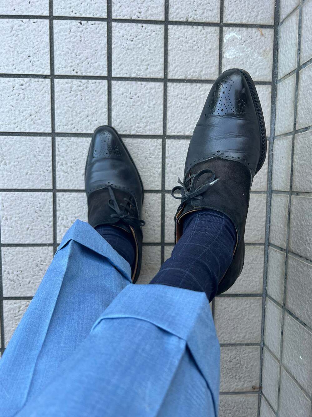 「MAKER'S SHIRT KAMAKURAのアイテム（ビジネスシャツ、ブルー系）」を使った、michi-michiさん（メンズ・165cm）の春コーディネートの3枚目の写真