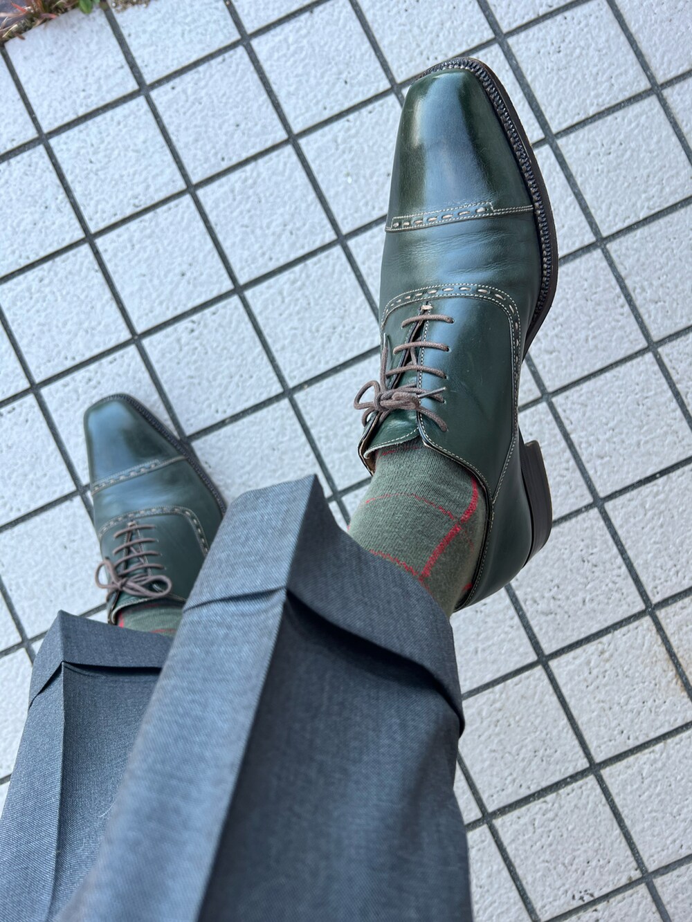 「dunhillのアイテム（ポケットチーフ、グリーン系）」を使った、michi-michiさん（メンズ・165cm）の冬コーディネートの4枚目の写真