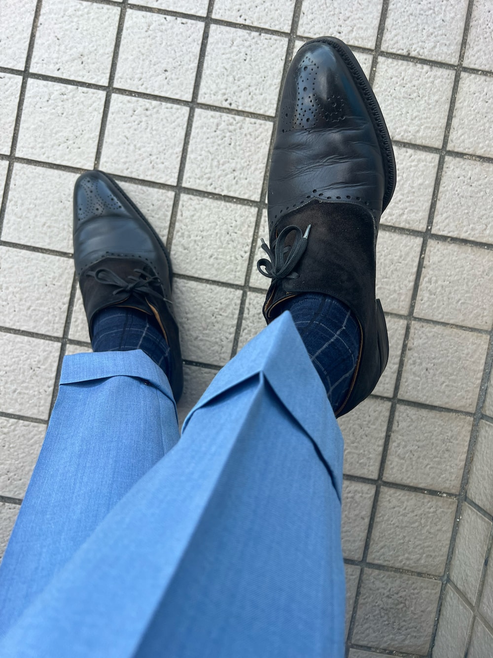 ブラック系のドレスシューズ、ホワイト系のビジネスシャツ、ホワイト系のポケットチーフを着用したメンズの秋コーディネートの3枚目の写真