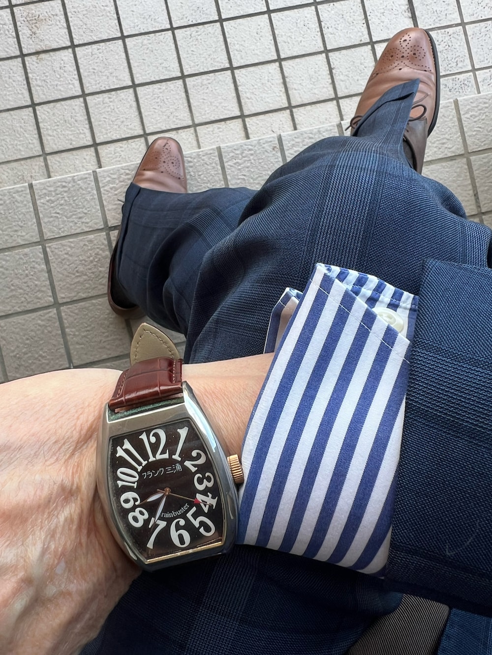 ブルー系のビジネスシャツ、ブルー系のネクタイ、その他のポケットチーフを着用したメンズの冬コーディネートの2枚目の写真