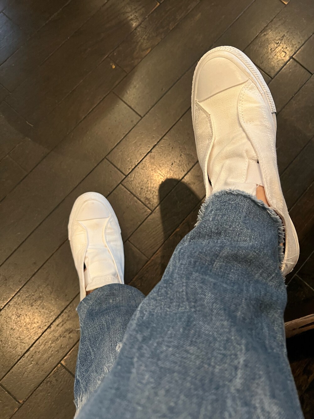 その他のシャツ/ブラウス、オレンジ系のタンクトップ、ブルー系のデニムパンツを着用したメンズの秋コーディネートの2枚目の写真