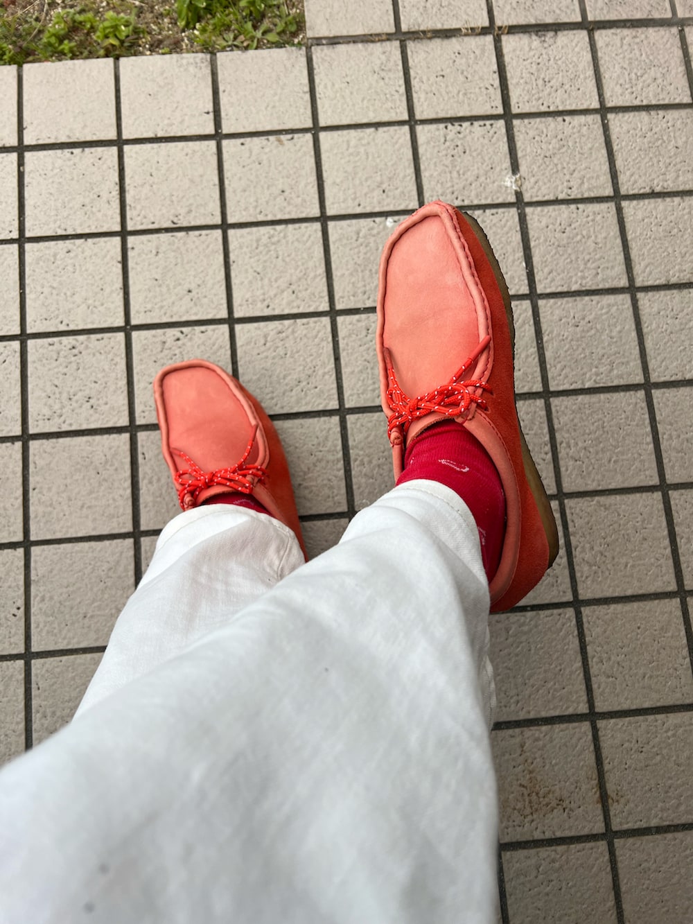 その他のシャツ/ブラウス、ブルー系のショルダーバッグ、ブルー系のデニムジャケットを着用したメンズの冬コーディネートの2枚目の写真