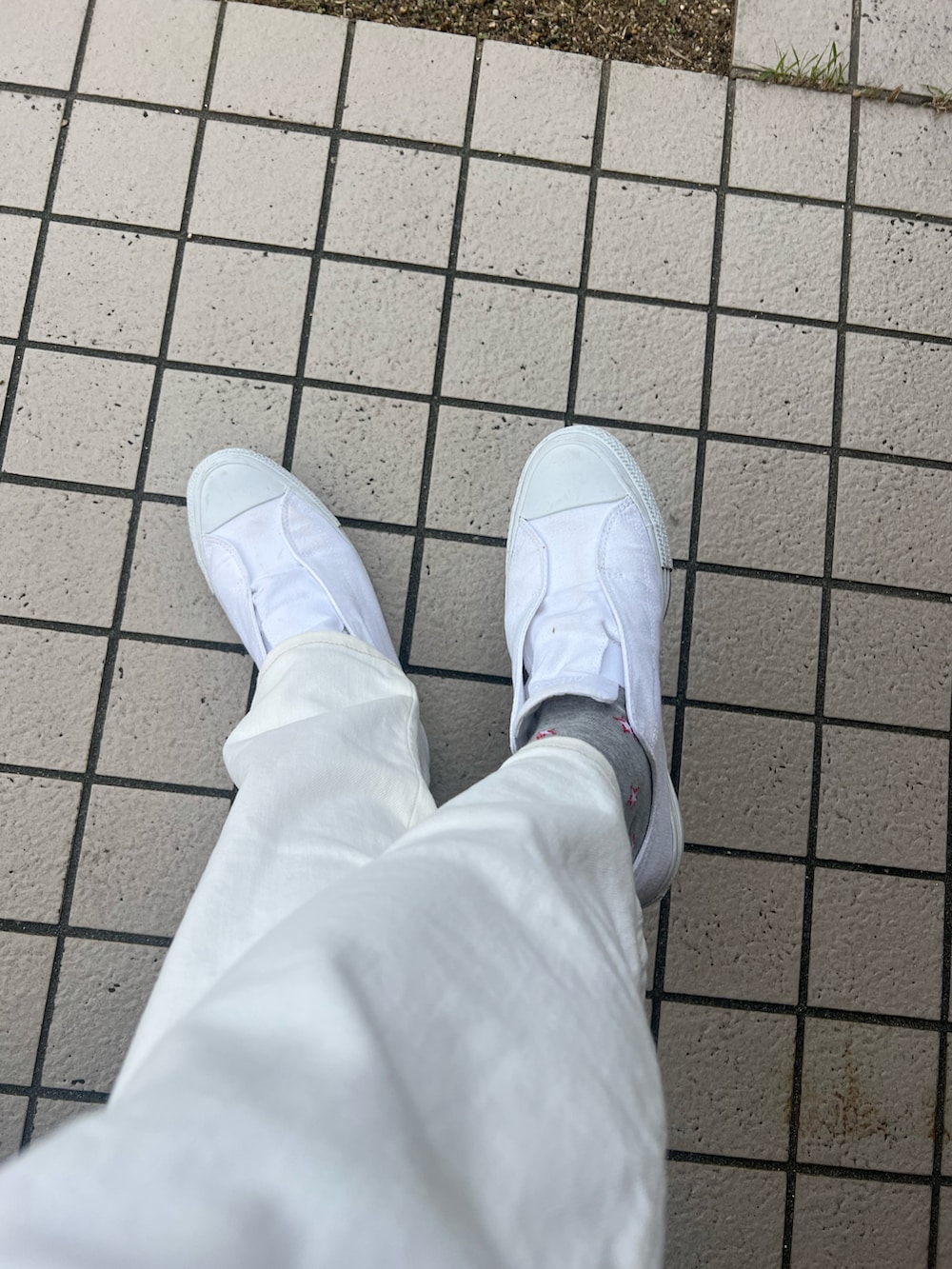 ブルー系のショルダーバッグ、ホワイト系のデニムパンツ、ホワイト系のスニーカーを着用したメンズの秋コーディネートの2枚目の写真