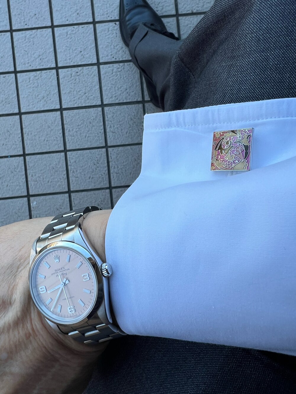 パープル系のビジネスシャツ、パープル系のネクタイ、パープル系のポケットチーフを着用したメンズの冬コーディネートの2枚目の写真