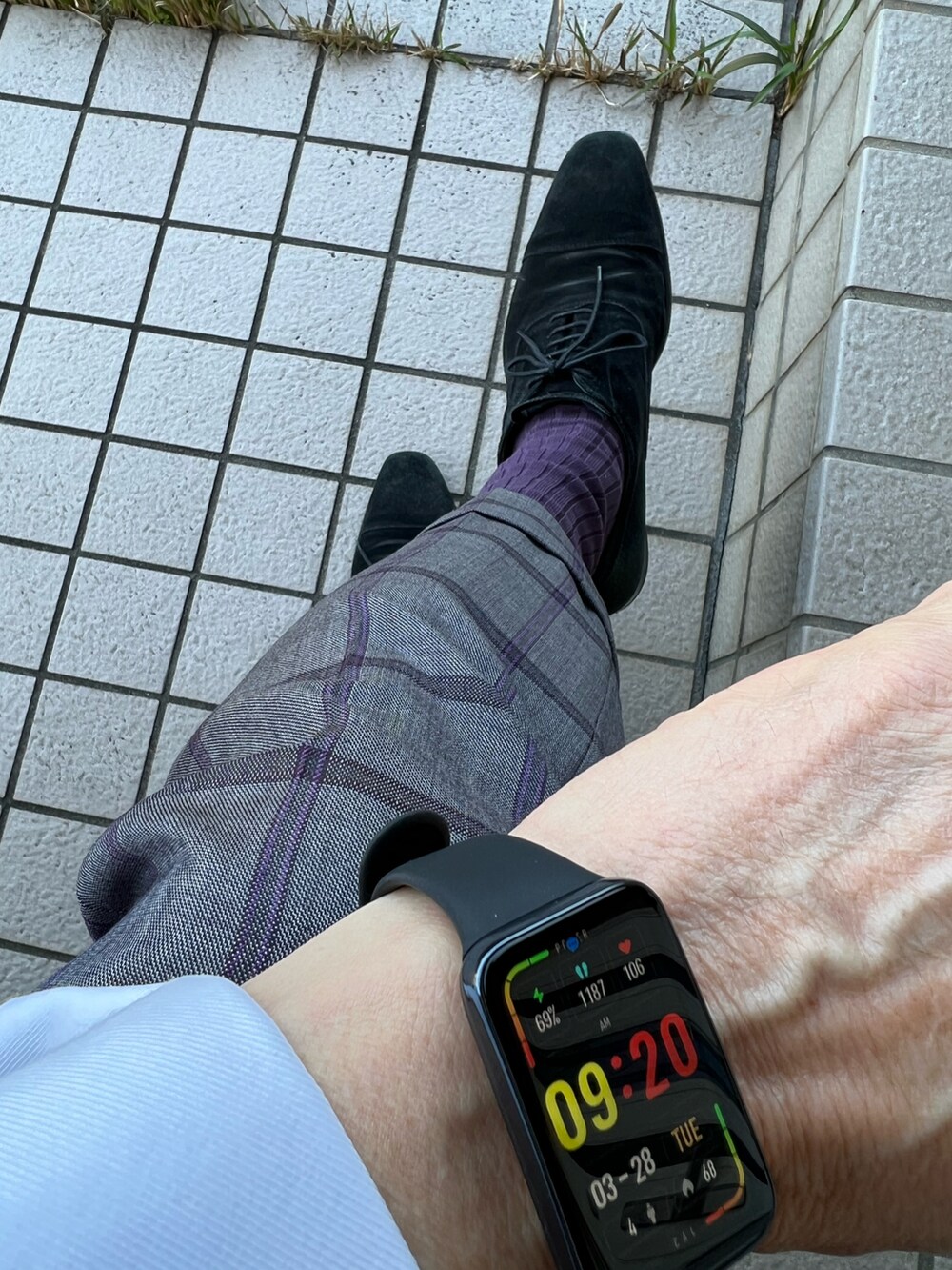 レッド系のポケットチーフ、ホワイト系のシャツ/ブラウス、レッド系のネクタイを着用したメンズの春コーディネートの2枚目の写真