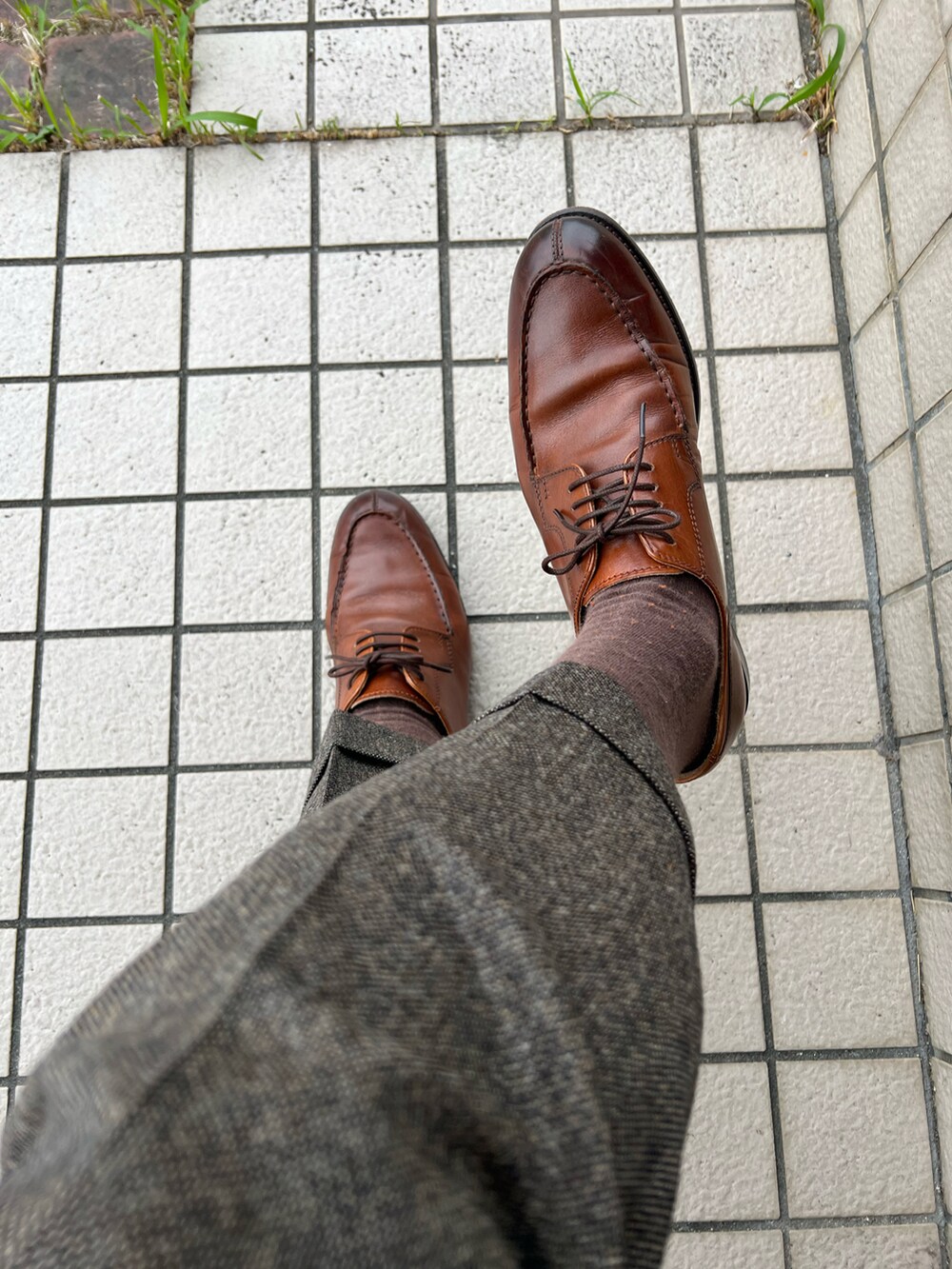 「ORIHICAのアイテム（ビジネスシャツ、ブラウン系）」を使った、michi-michiさん（メンズ・165cm）の秋コーディネートの2枚目の写真