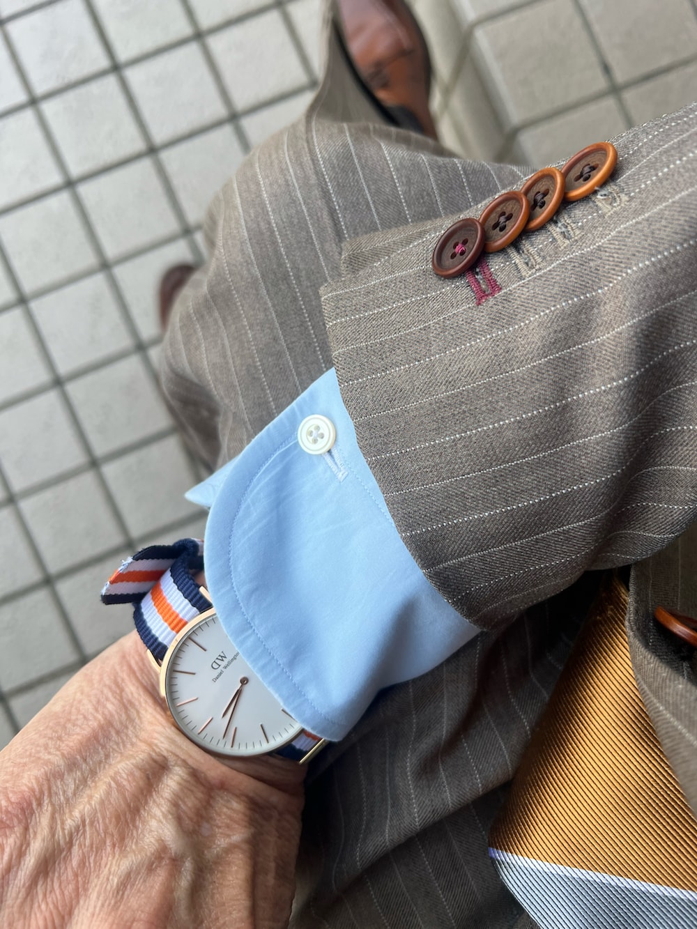 「DRESSTERIORのアイテム（ビジネスシャツ、ブルー系）」を使った、michi-michiさん（メンズ・165cm）の春コーディネートの2枚目の写真