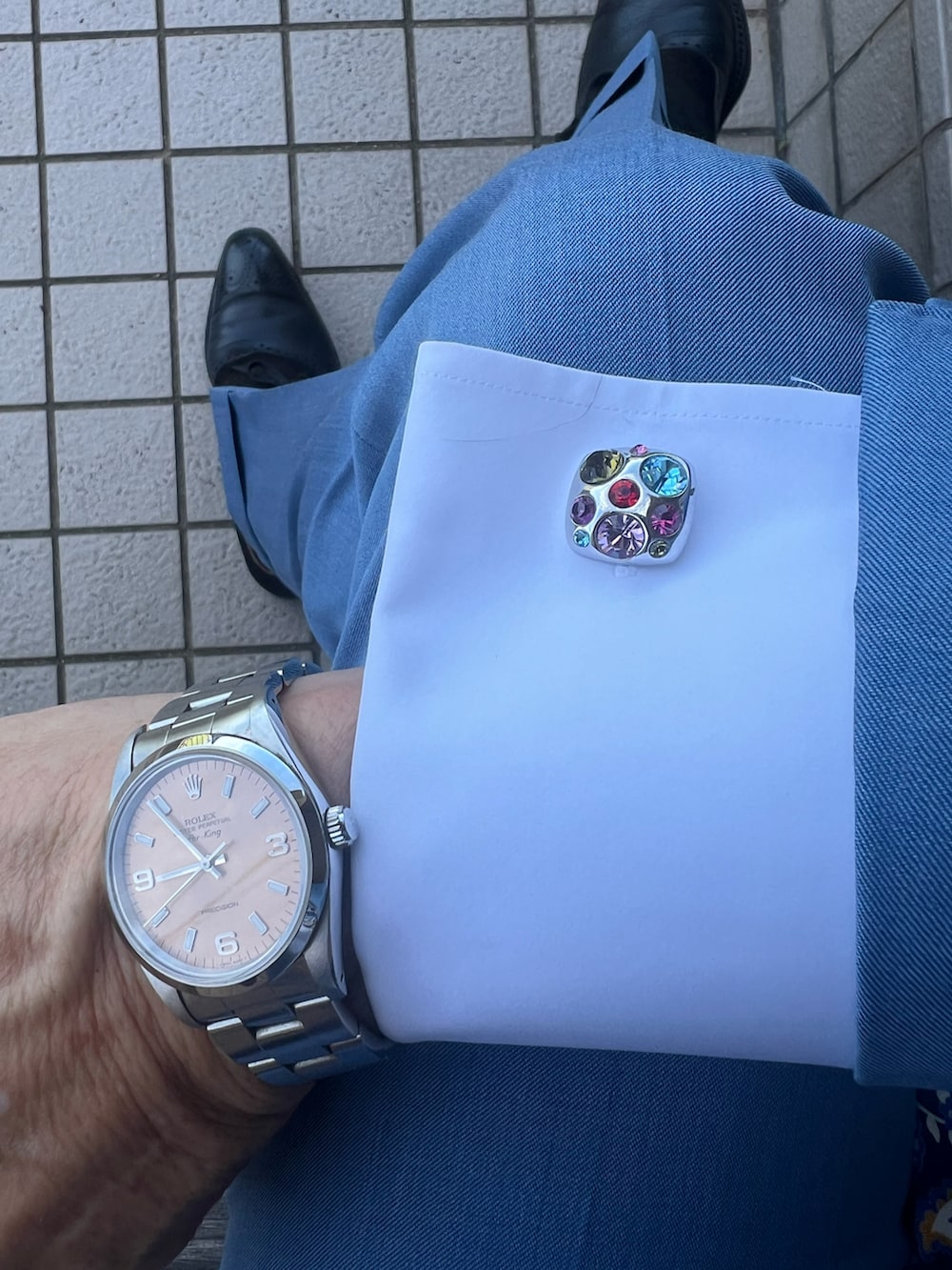 ブラック系のドレスシューズ、ホワイト系のビジネスシャツ、ホワイト系のポケットチーフを着用したメンズの秋コーディネートの2枚目の写真