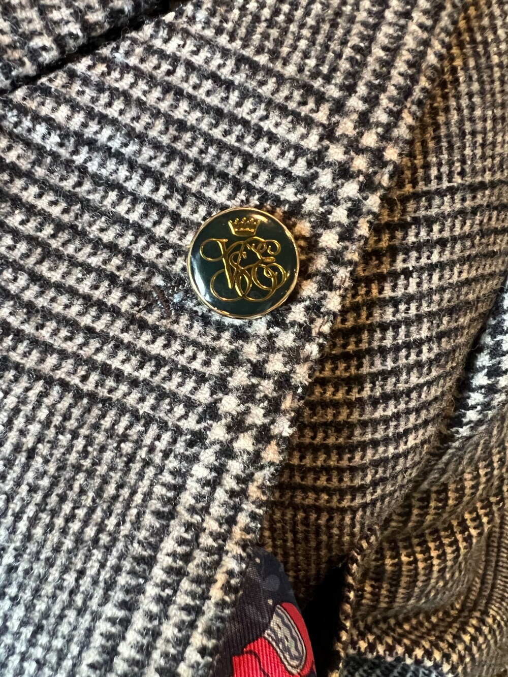 グレー系のスーツジャケット、ブルー系のネクタイ、ブルー系のポケットチーフを着用したメンズの秋コーディネートの3枚目の写真